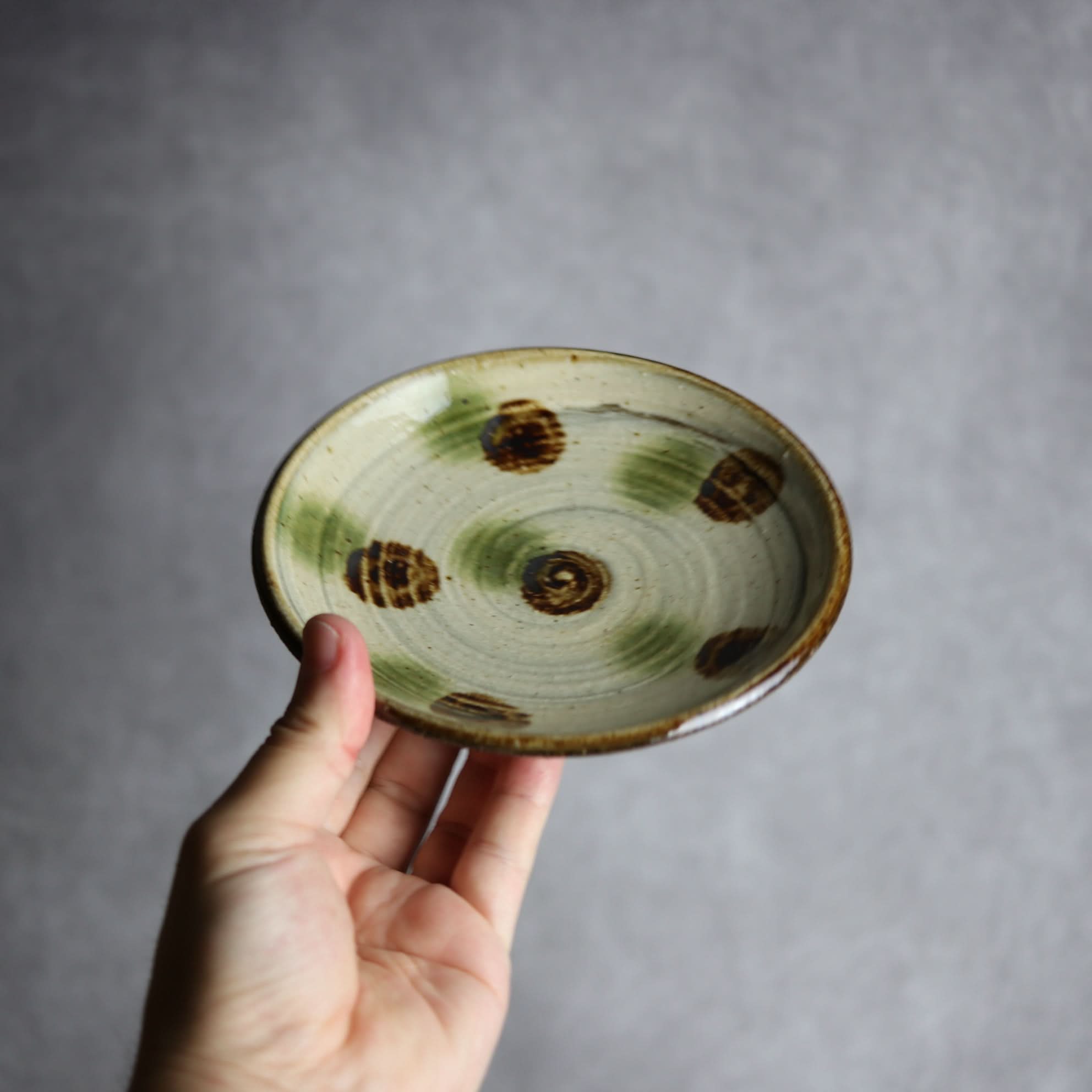 5寸皿 緑 茶 刷毛目 ドット やちむん 陶器 陶芸こまがた やちむん 陶器.