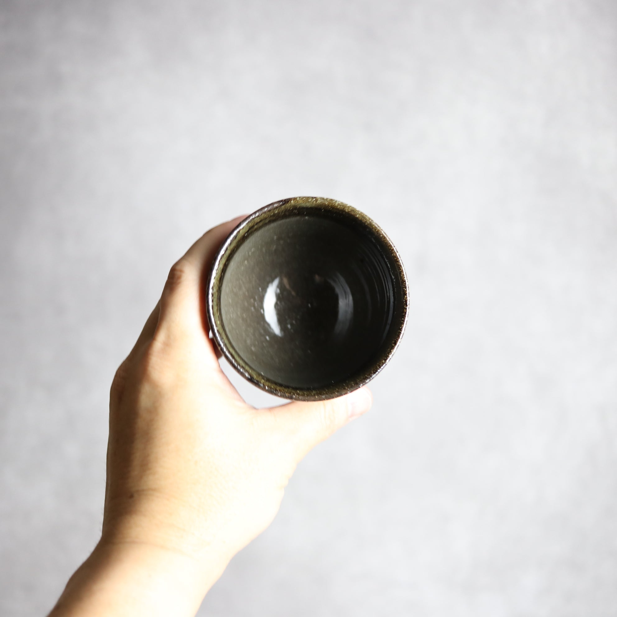 黒釉 裾付き湯呑①
