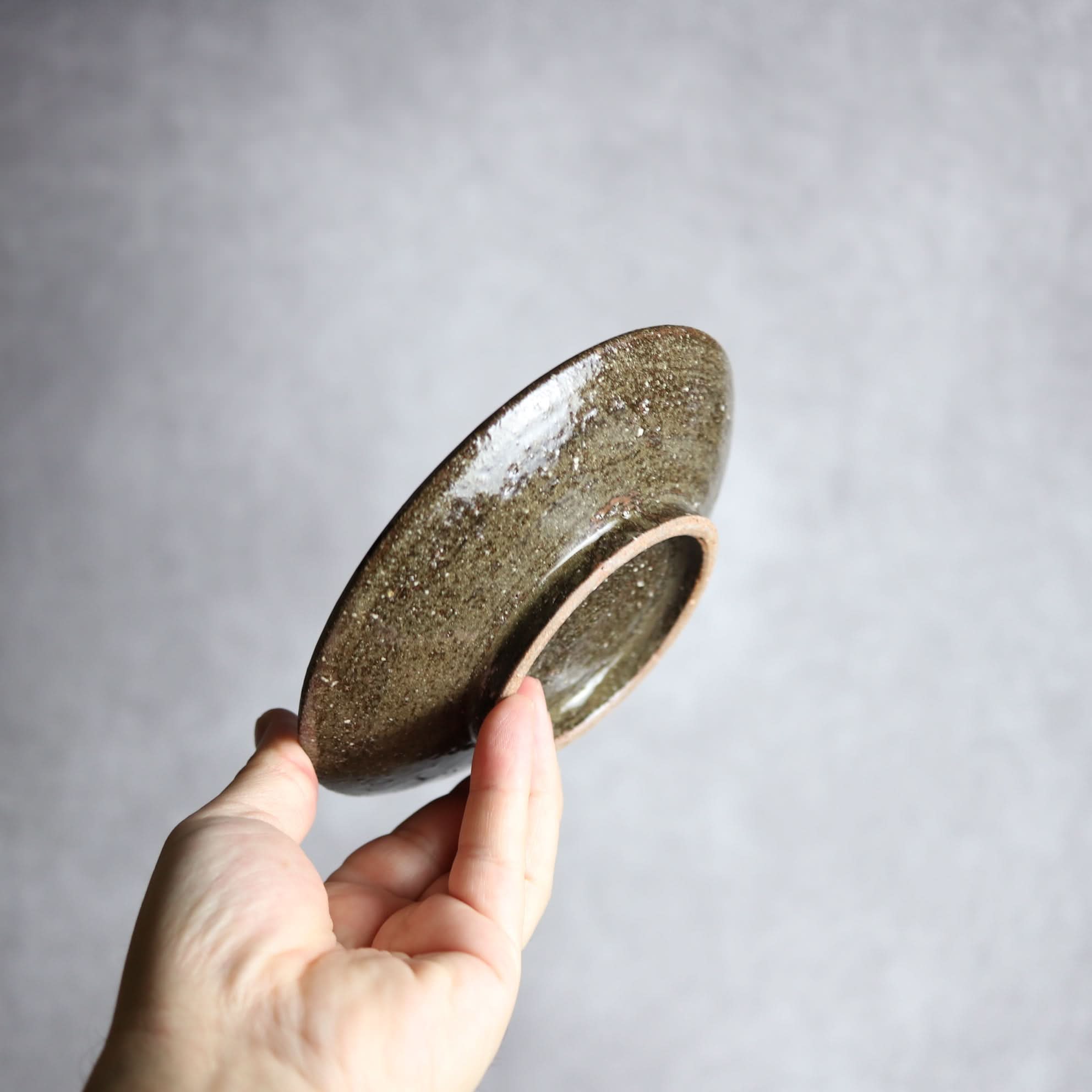 5寸皿 緑 茶 刷毛目 ドット やちむん 陶器 陶芸こまがた やちむん 陶器.