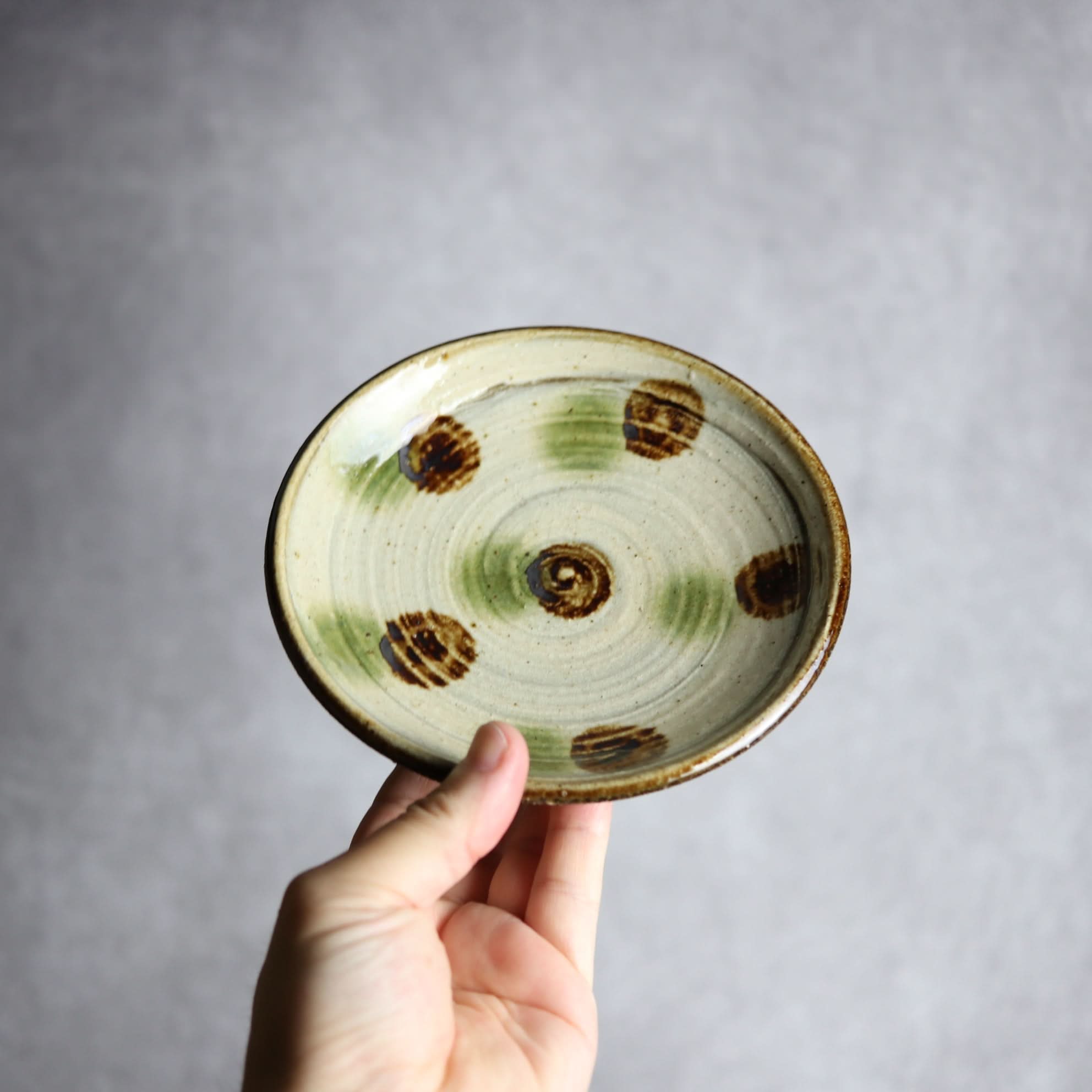 5寸皿 緑 茶 刷毛目 ドット やちむん 陶器 陶芸こまがた やちむん 陶器.