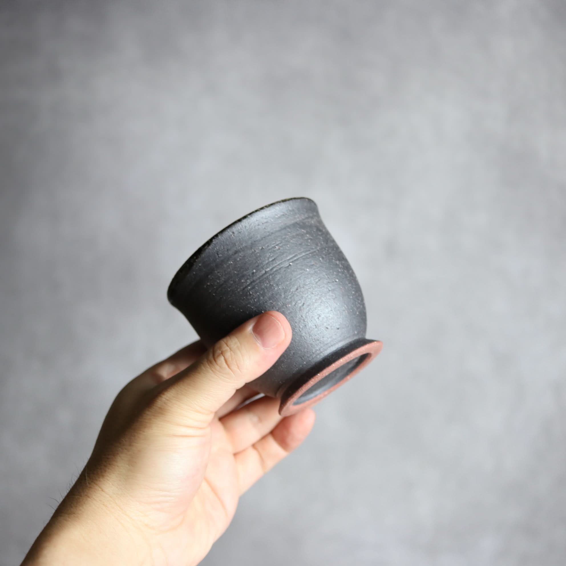 裾付き湯呑1 黒釉 やちむん 陶器 陶と厨子甕 ひ窯 やちむん 陶器.