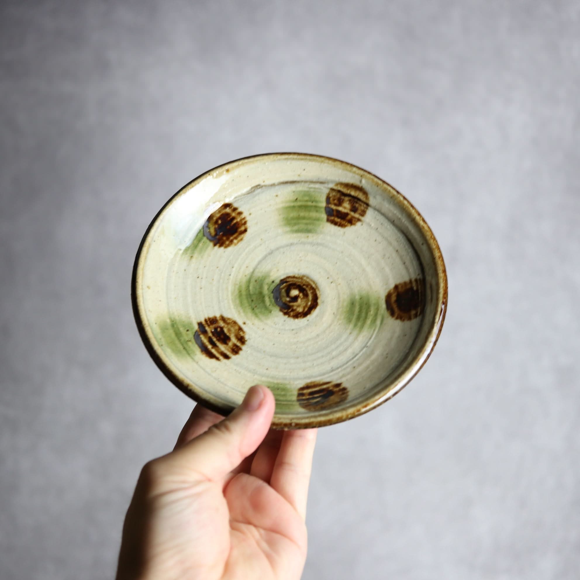 5寸皿 緑 茶 刷毛目 ドット やちむん 陶器 陶芸こまがた やちむん 陶器.