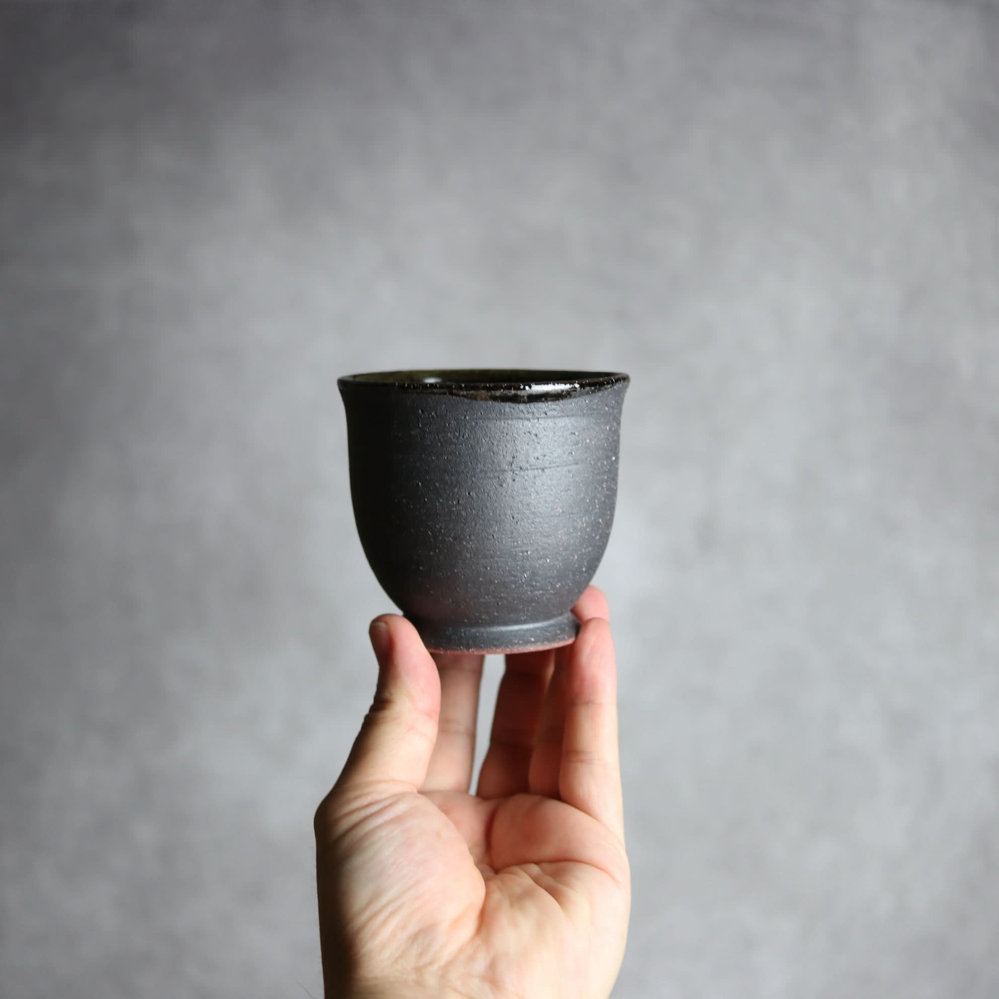 裾付き湯呑1 黒釉 やちむん 陶器 陶と厨子甕 ひ窯 やちむん 陶器.