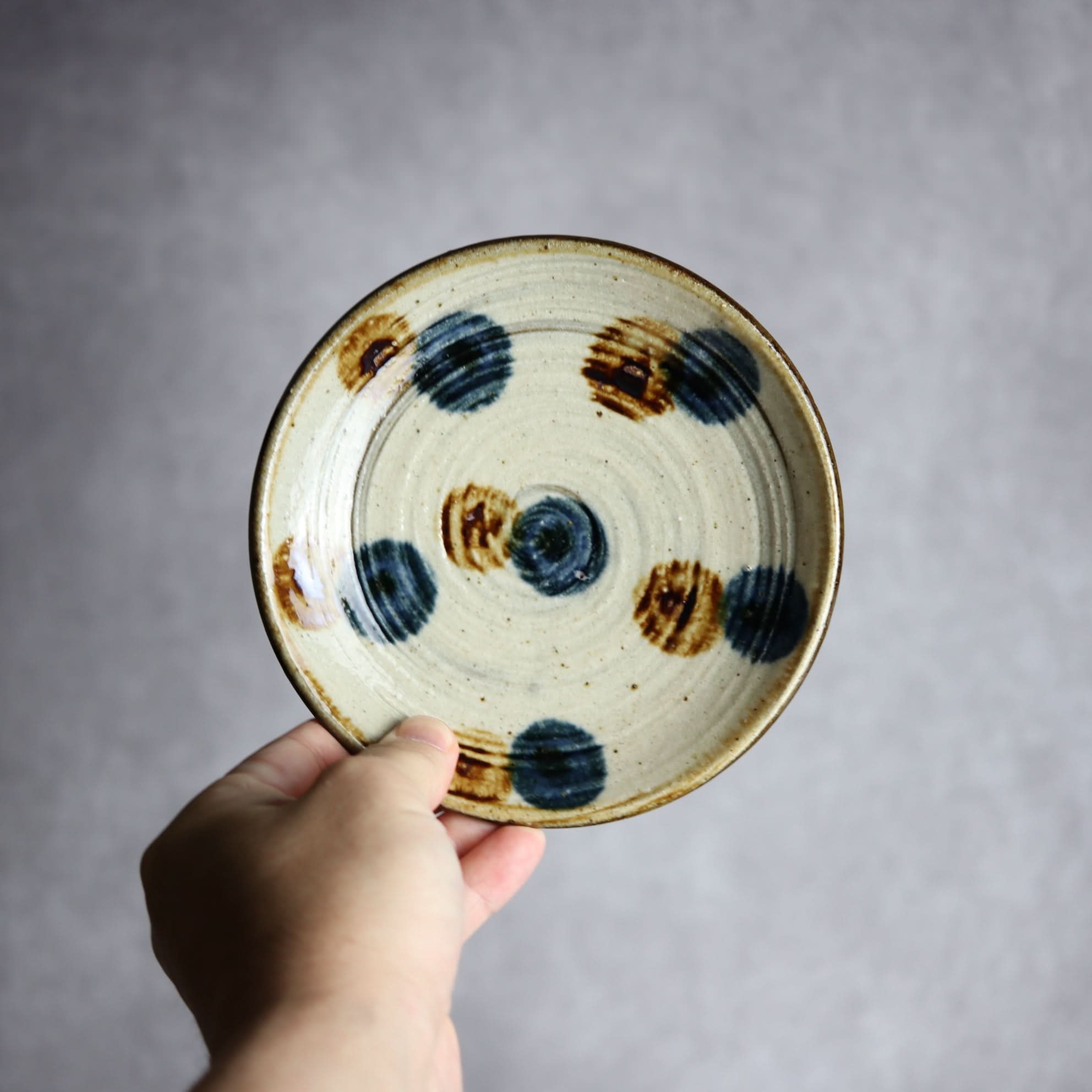 5寸皿 紺 茶 刷毛目 ドット やちむん 陶器 陶芸こまがた やちむん 陶器.