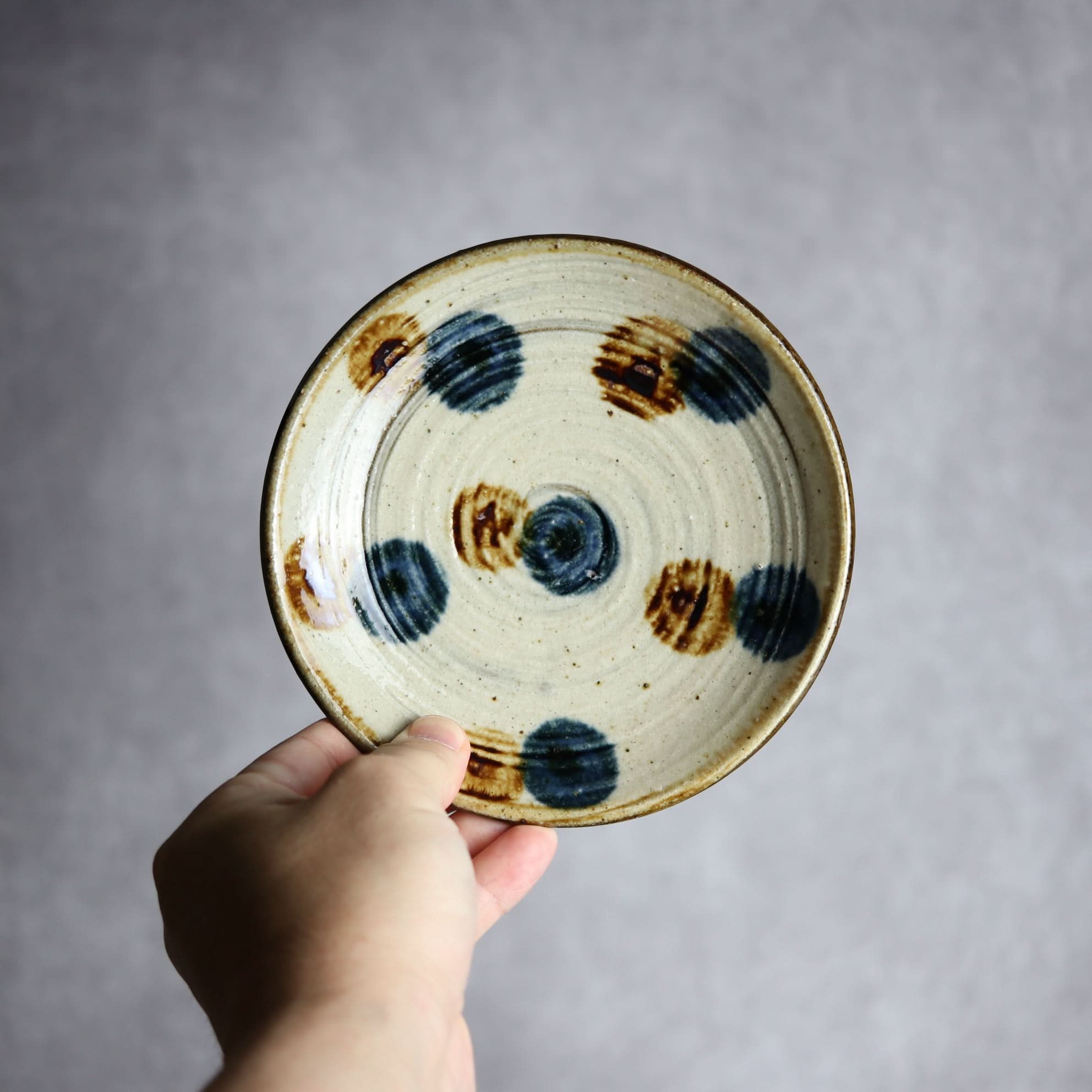 5寸皿 紺 茶 刷毛目 ドット やちむん 陶器 陶芸こまがた やちむん 陶器.