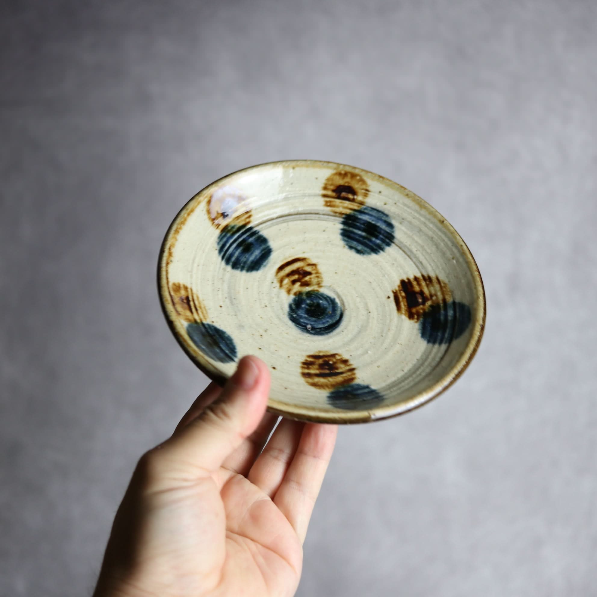 5寸皿 紺 茶 刷毛目 ドット やちむん 陶器 陶芸こまがた やちむん 陶器.