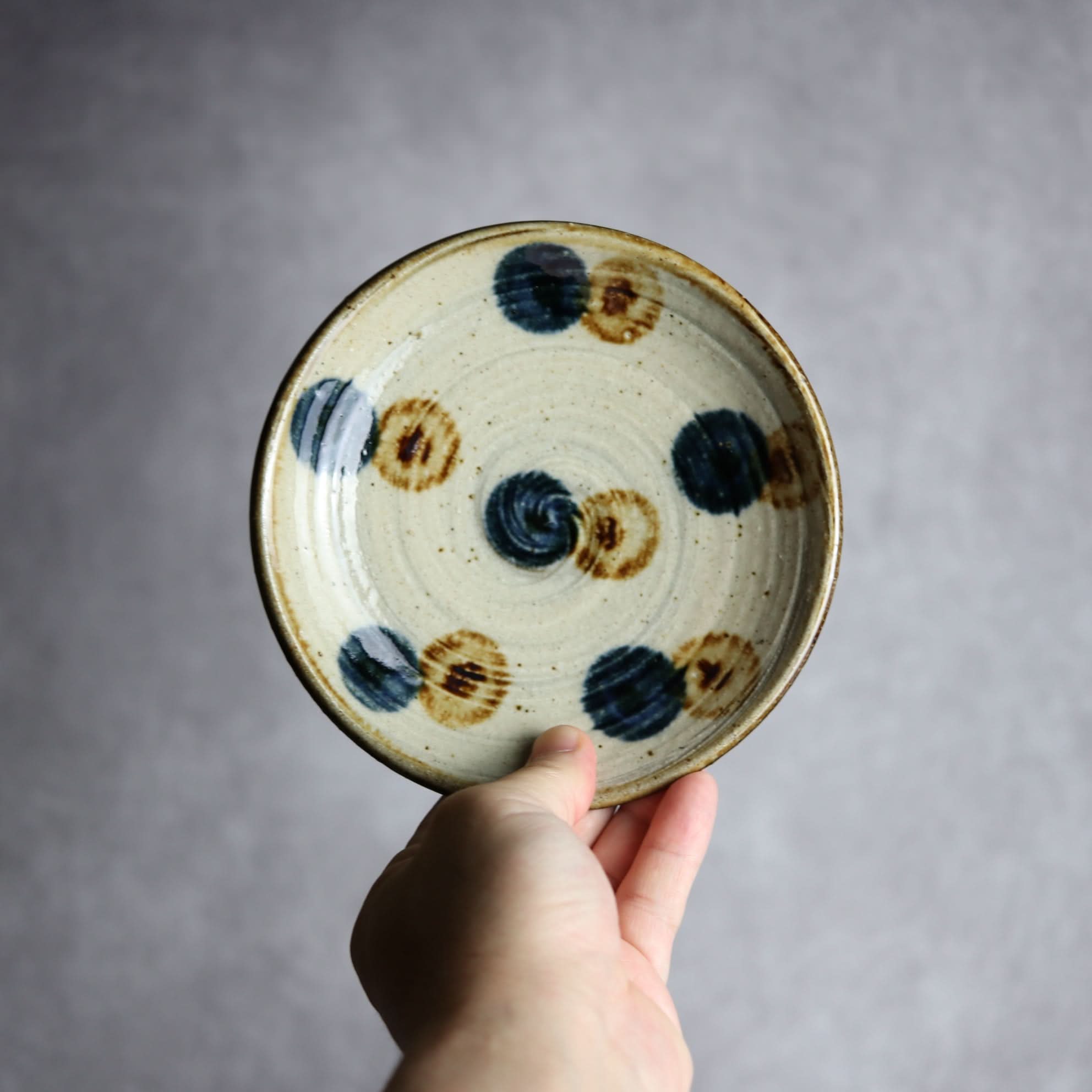 5寸皿 紺 茶 刷毛目 ドット やちむん 陶器 陶芸こまがた やちむん 陶器.