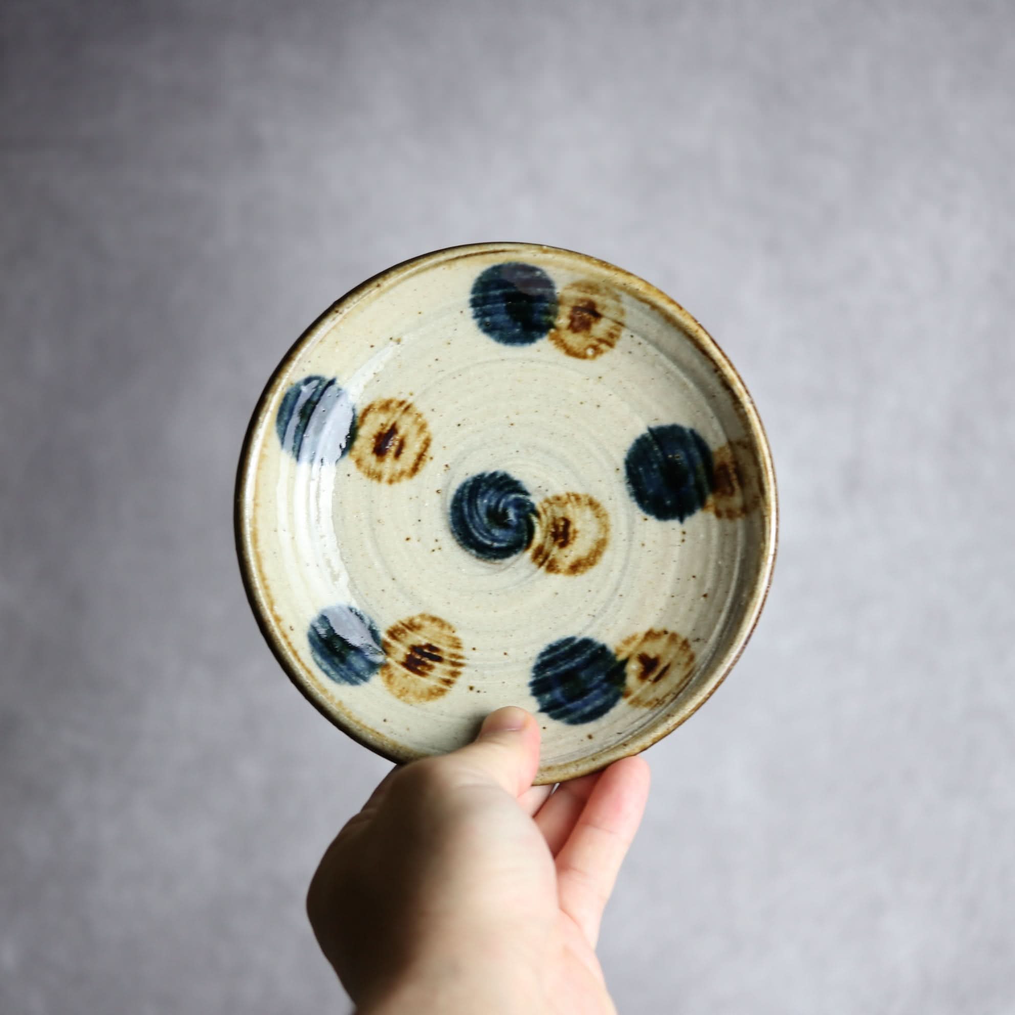 5寸皿 紺 茶 刷毛目 ドット やちむん 陶器 陶芸こまがた やちむん 陶器.