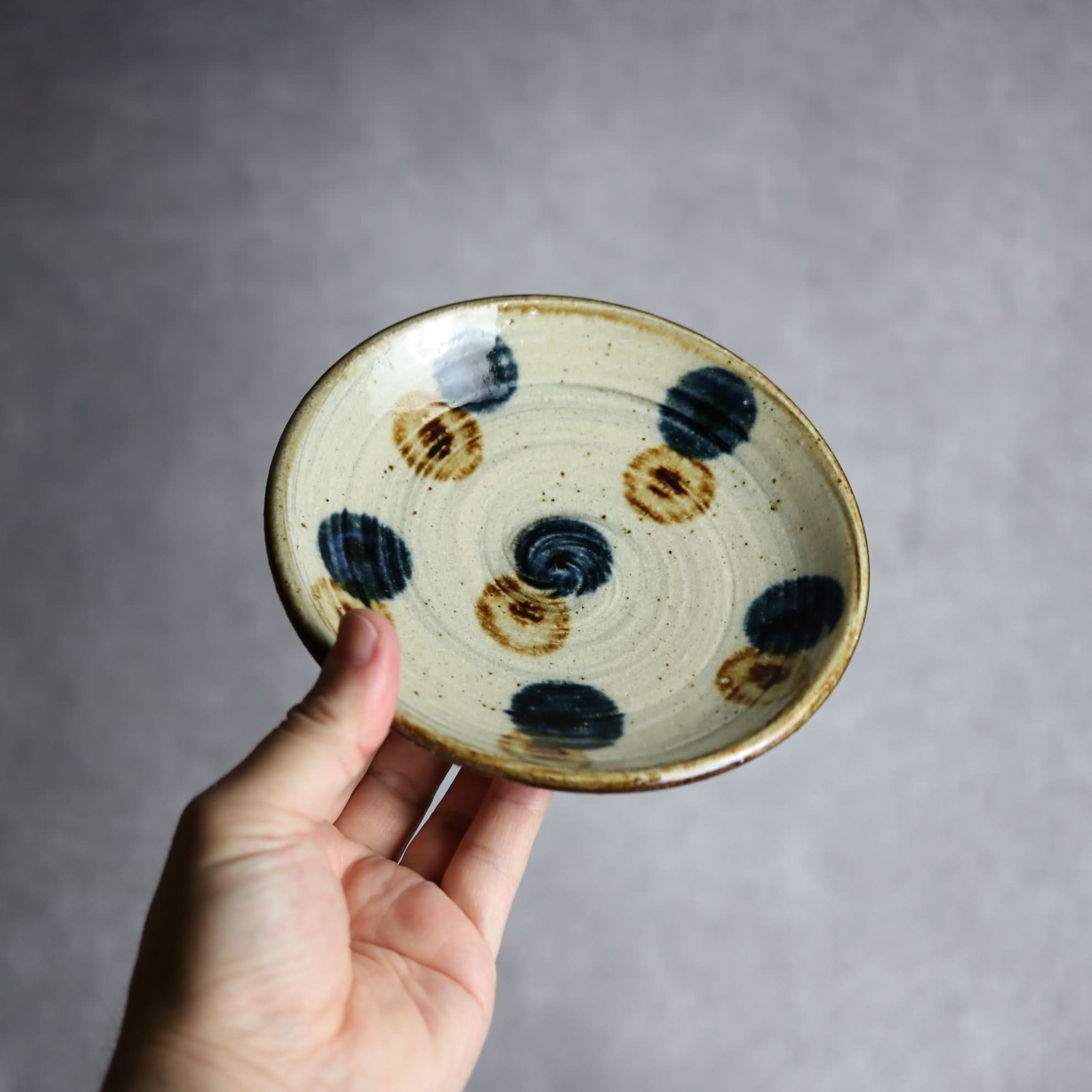 5寸皿 紺 茶 刷毛目 ドット やちむん 陶器 陶芸こまがた やちむん 陶器.