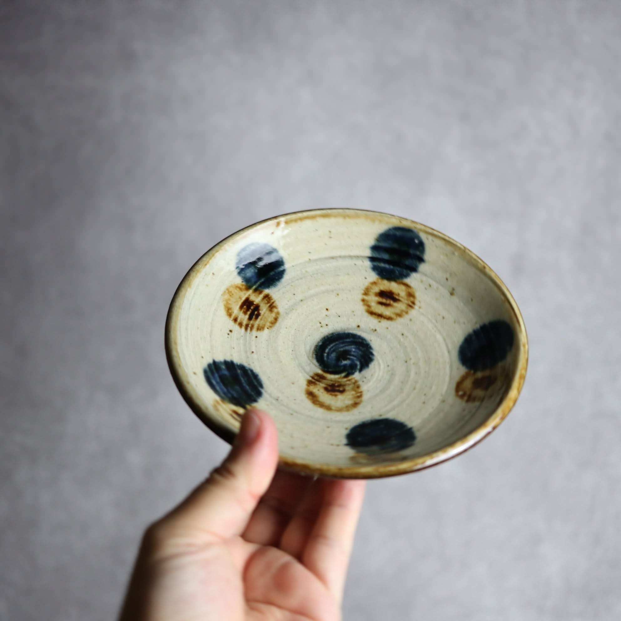 5寸皿 紺 茶 刷毛目 ドット やちむん 陶器 陶芸こまがた やちむん 陶器.