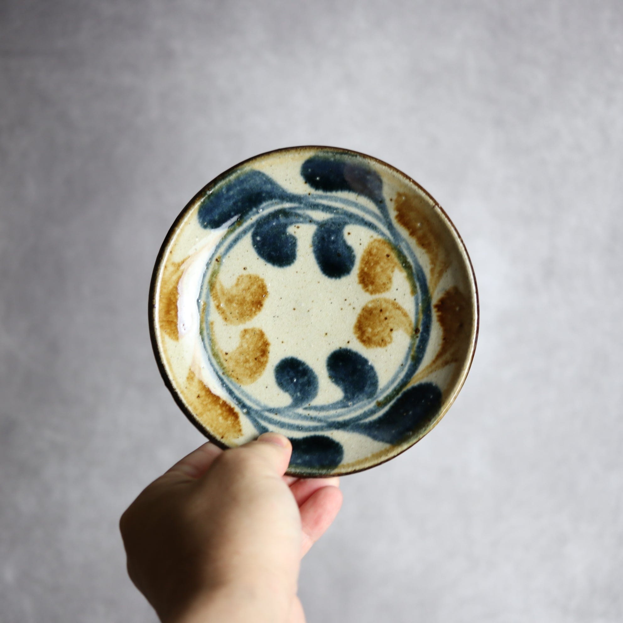 5寸皿 紺 茶 デイゴ唐草 やちむん 陶器 陶芸こまがた やちむん 陶器.