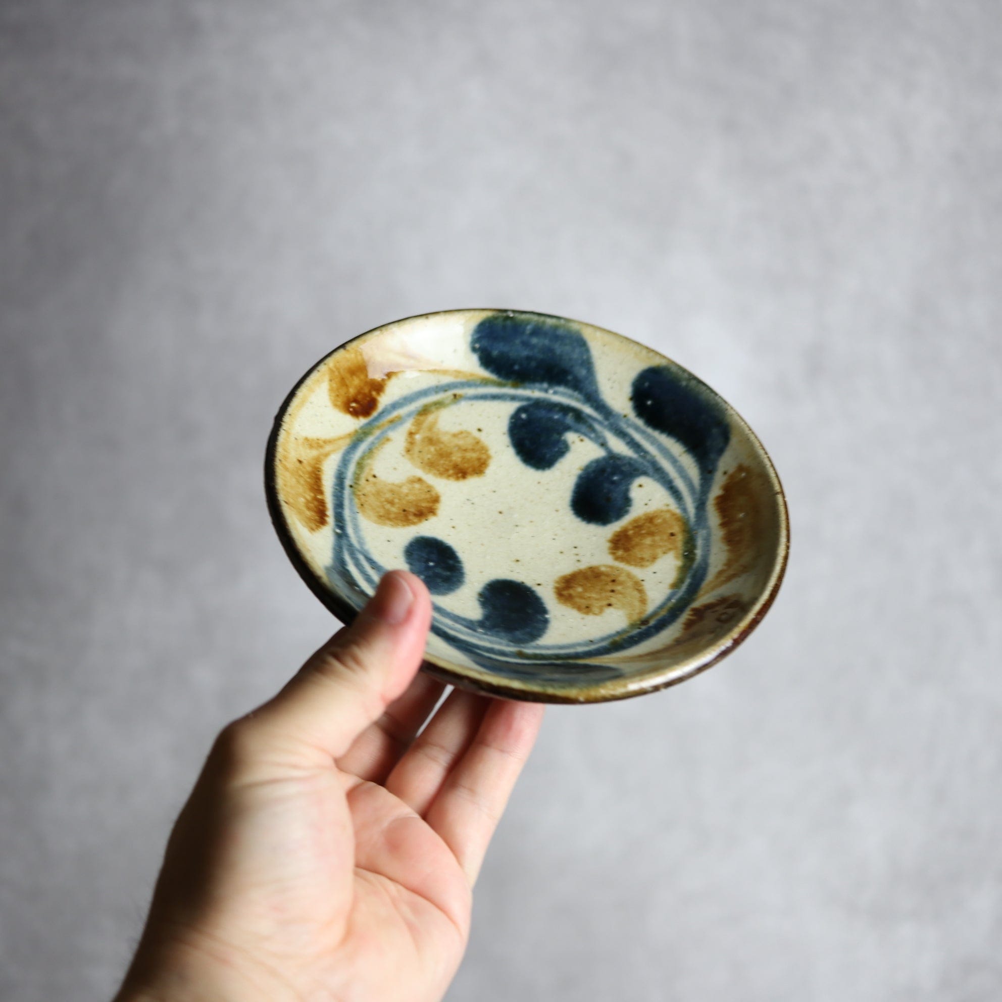 5寸皿 紺 茶 デイゴ唐草 やちむん 陶器 陶芸こまがた やちむん 陶器.