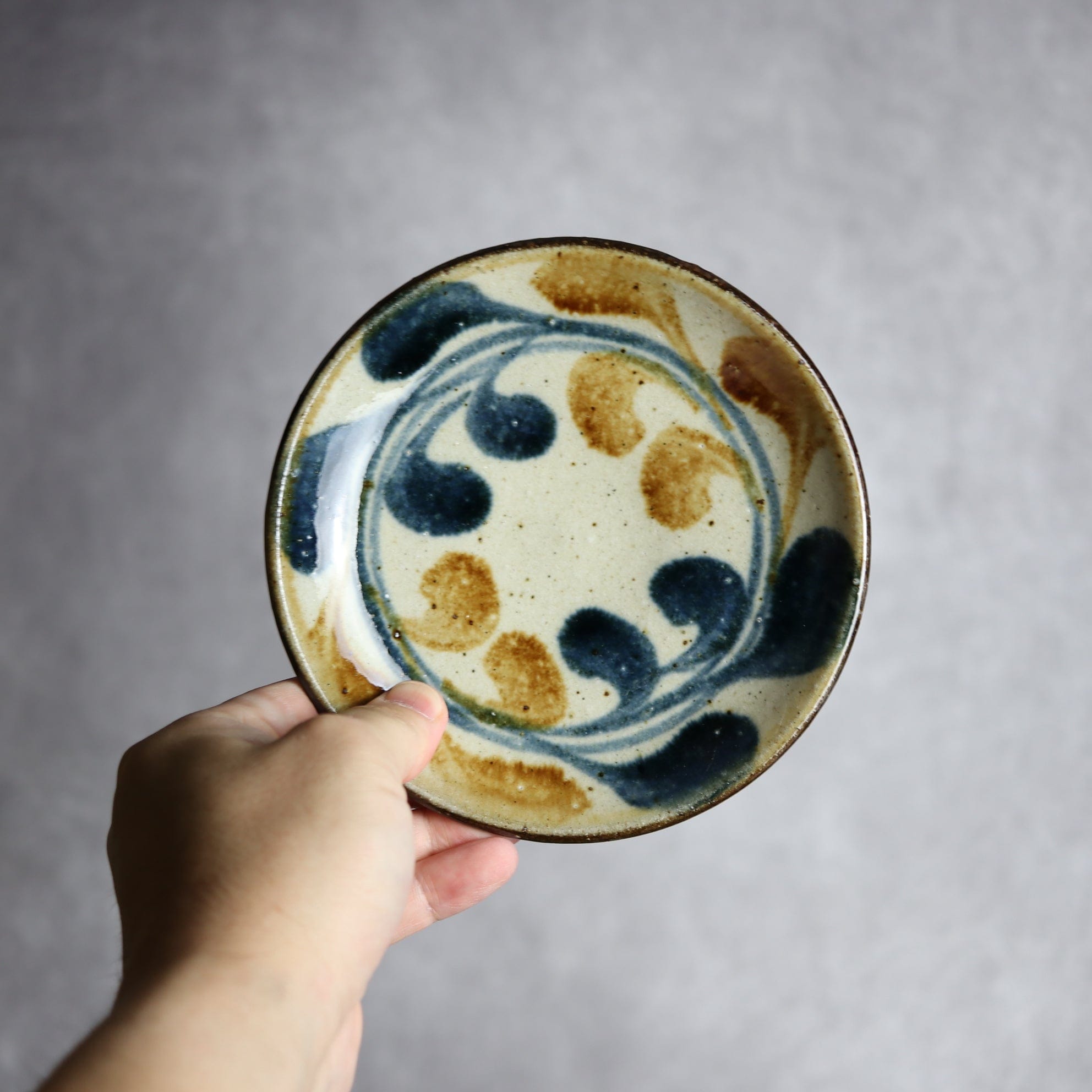 5寸皿 紺 茶 デイゴ唐草 やちむん 陶器 陶芸こまがた やちむん 陶器.