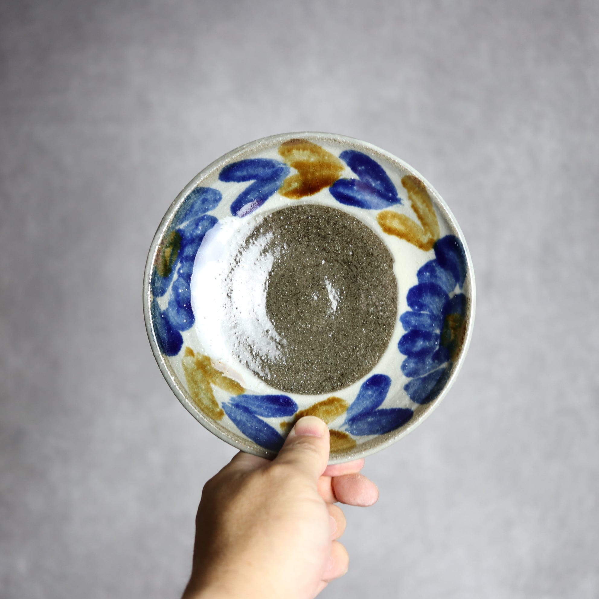 5寸皿1 飴 呉須釉 菊花双葉 やちむん 陶器 漂窯 陶器.