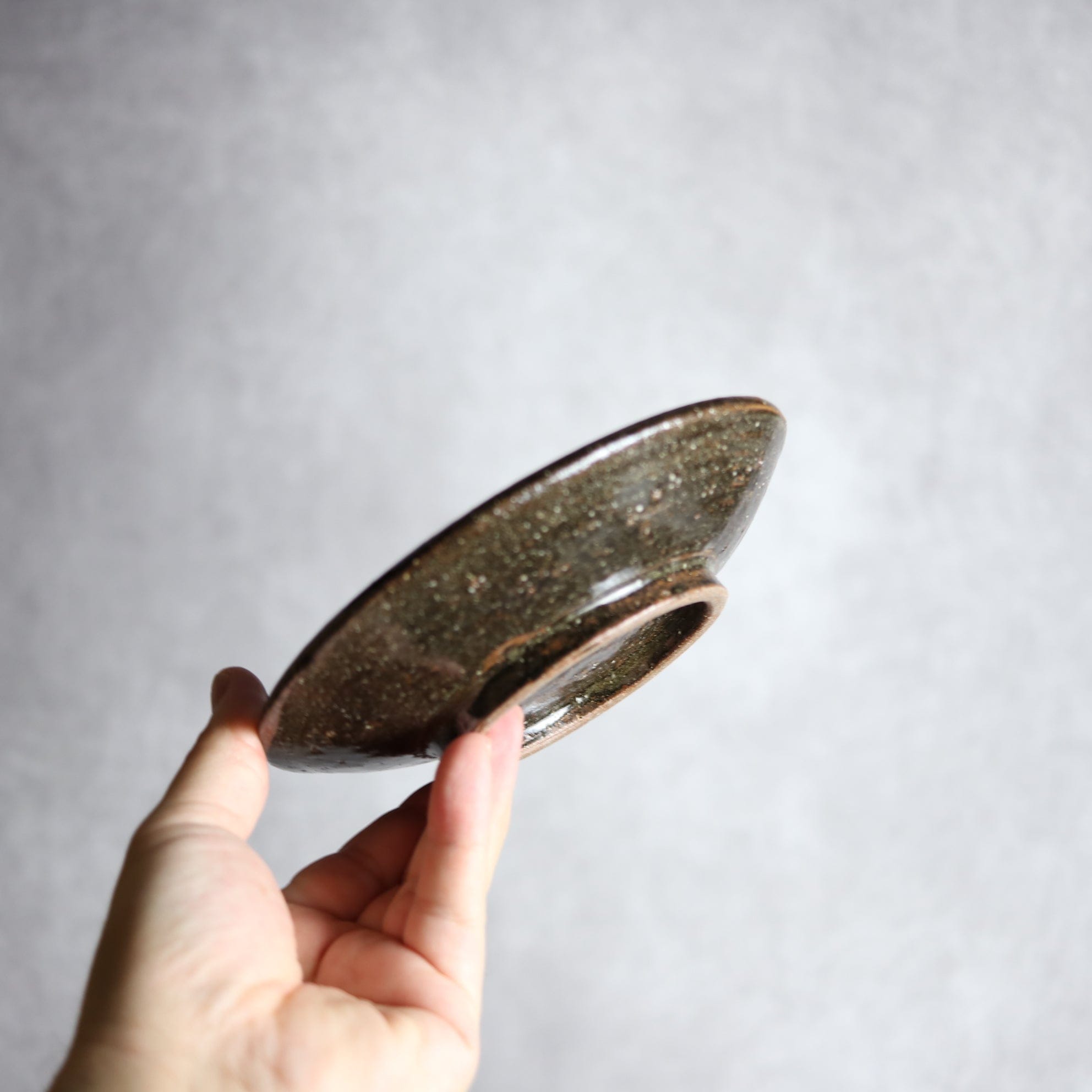 陶芸こまがた - 5寸皿 紺 茶 デイゴ唐草 やちむん 陶器 陶芸こまがた - mundasui