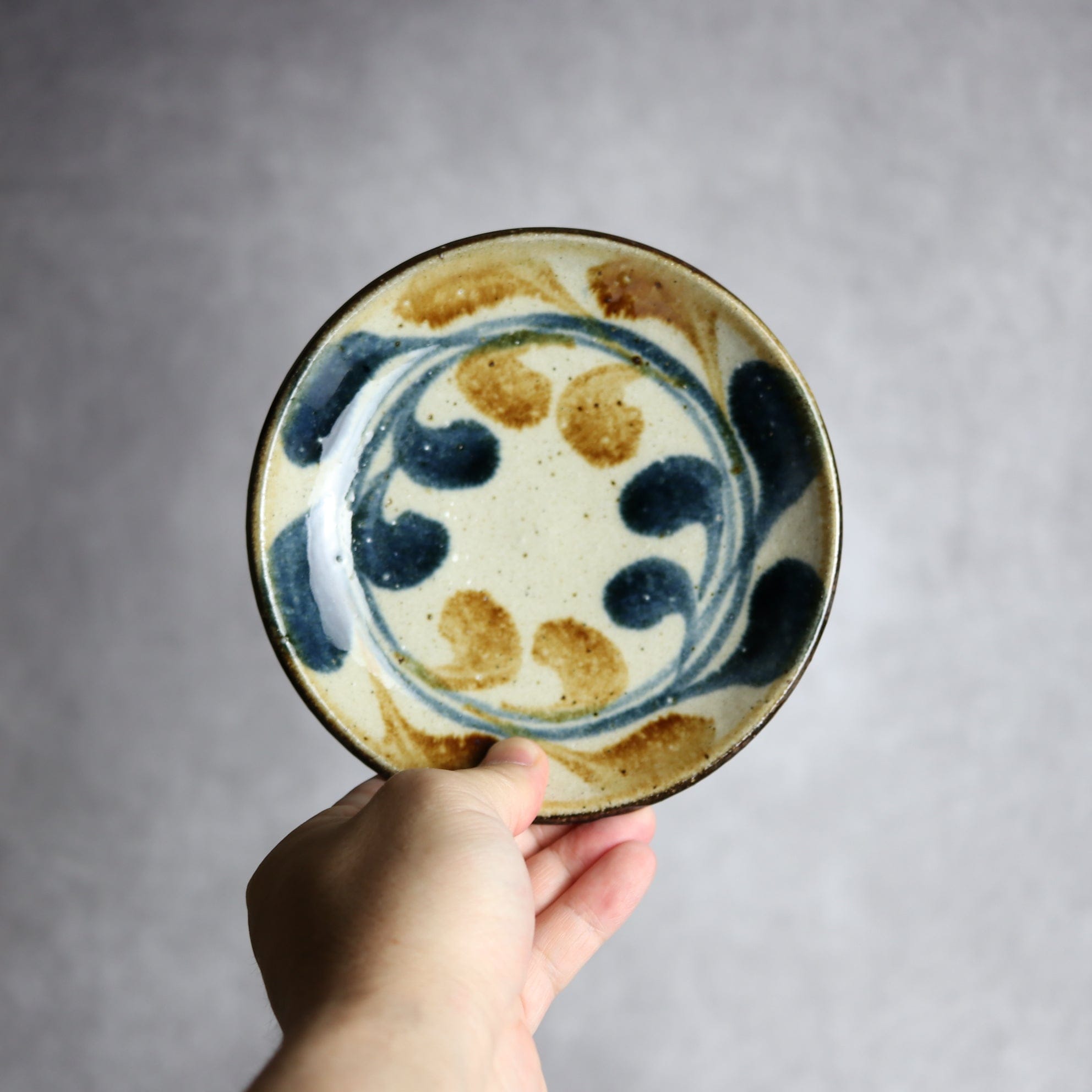 陶芸こまがた - 5寸皿 紺 茶 デイゴ唐草 やちむん 陶器 陶芸こまがた - mundasui