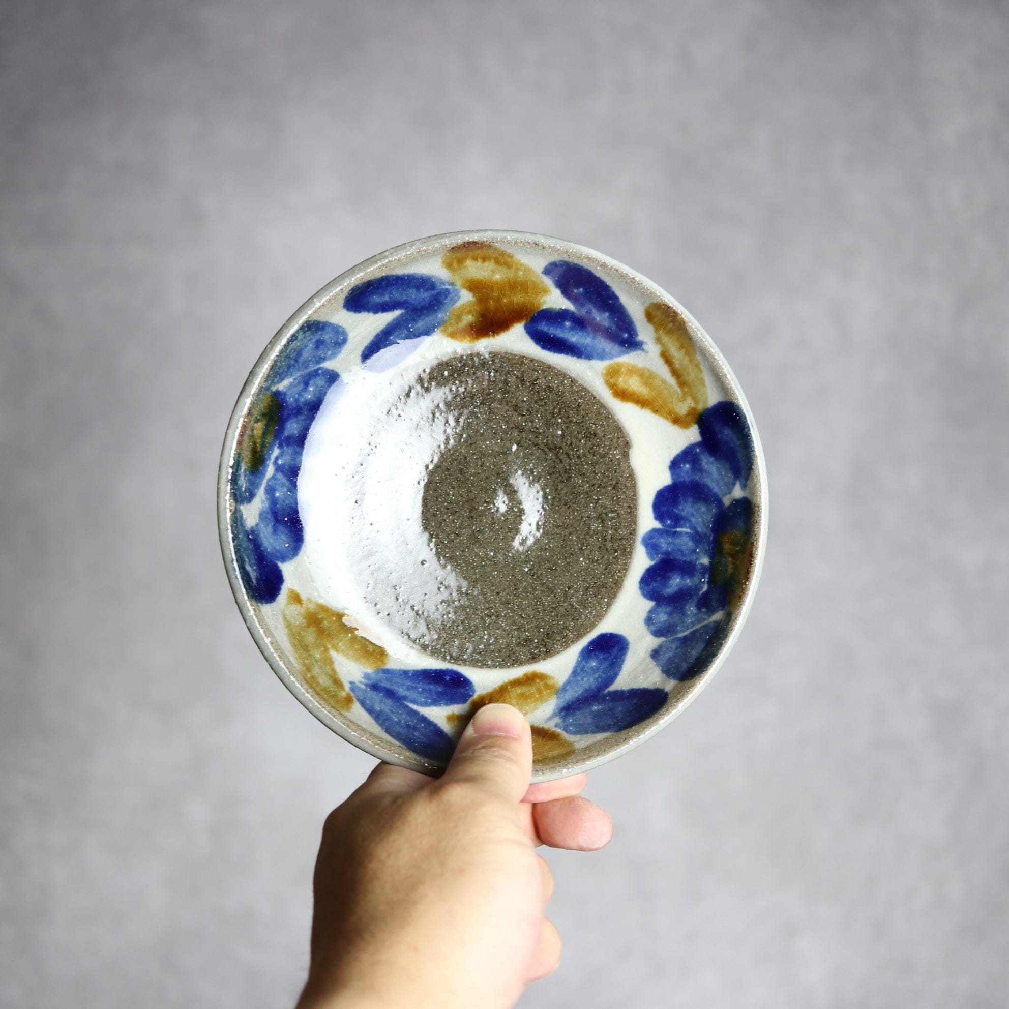 5寸皿1 飴 呉須釉 菊花双葉 やちむん 陶器 漂窯 陶器.