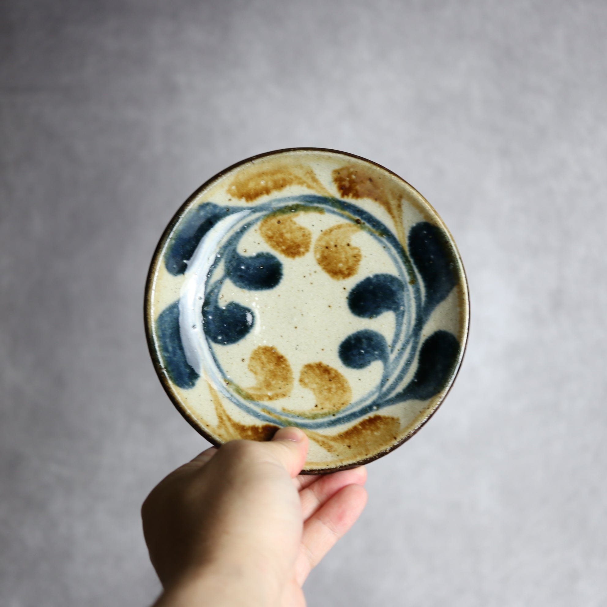 陶芸こまがた - 5寸皿 紺 茶 デイゴ唐草 やちむん 陶器 陶芸こまがた - mundasui