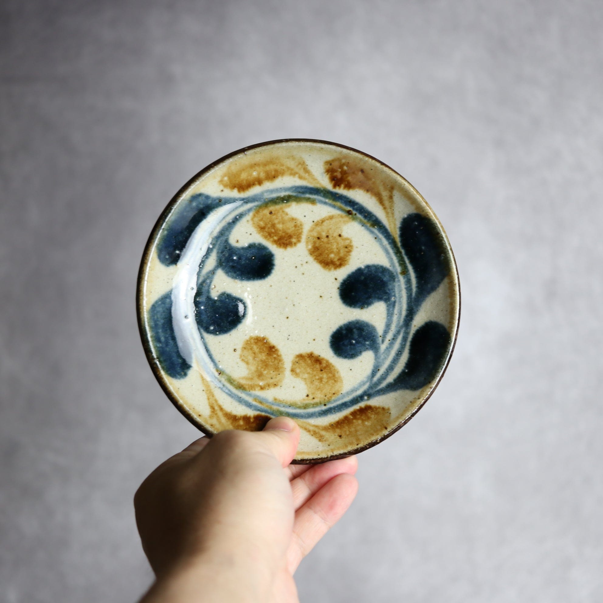 陶芸こまがた - 5寸皿 紺 茶 デイゴ唐草 やちむん 陶器 陶芸こまがた - mundasui