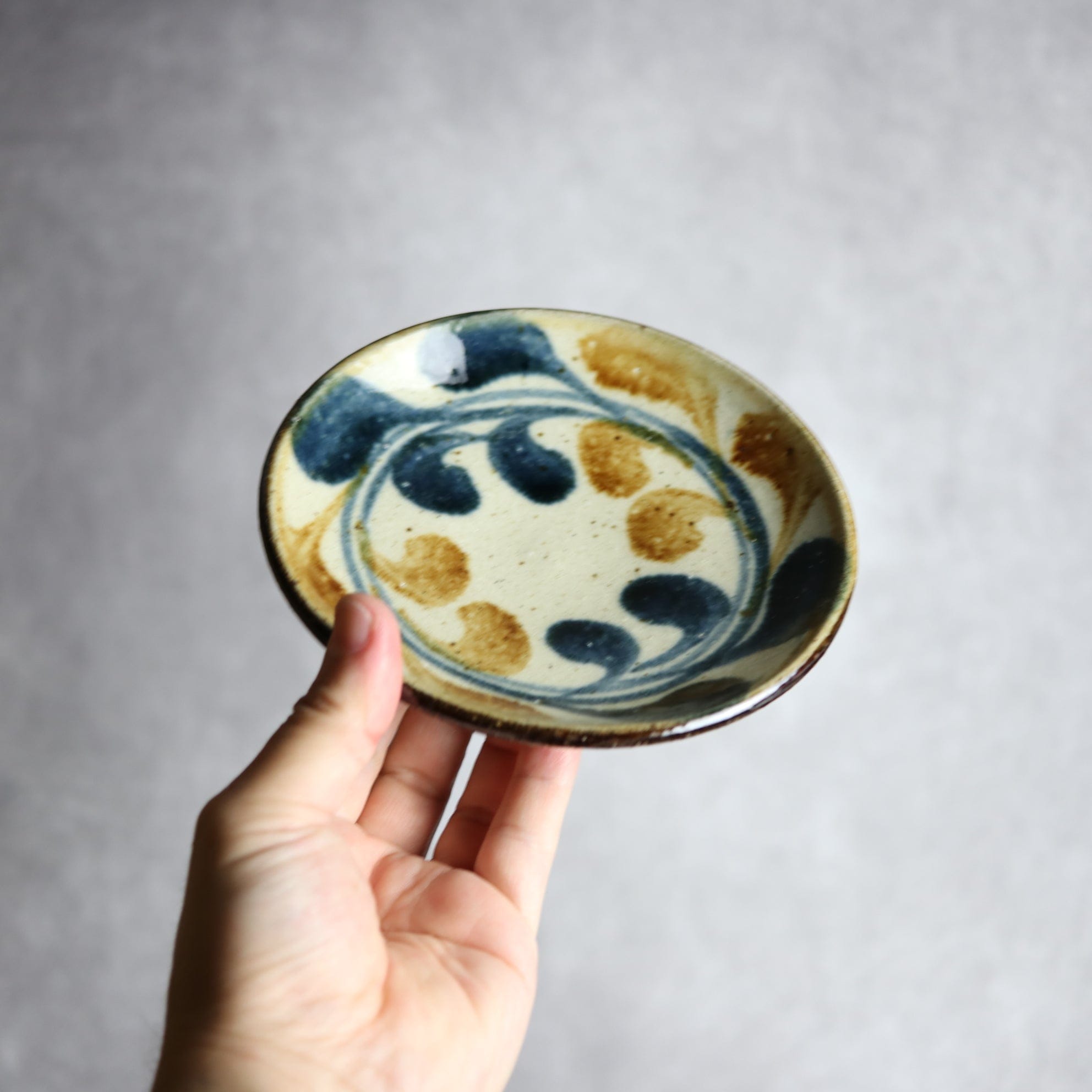 陶芸こまがた - 5寸皿 紺 茶 デイゴ唐草 やちむん 陶器 陶芸こまがた - mundasui