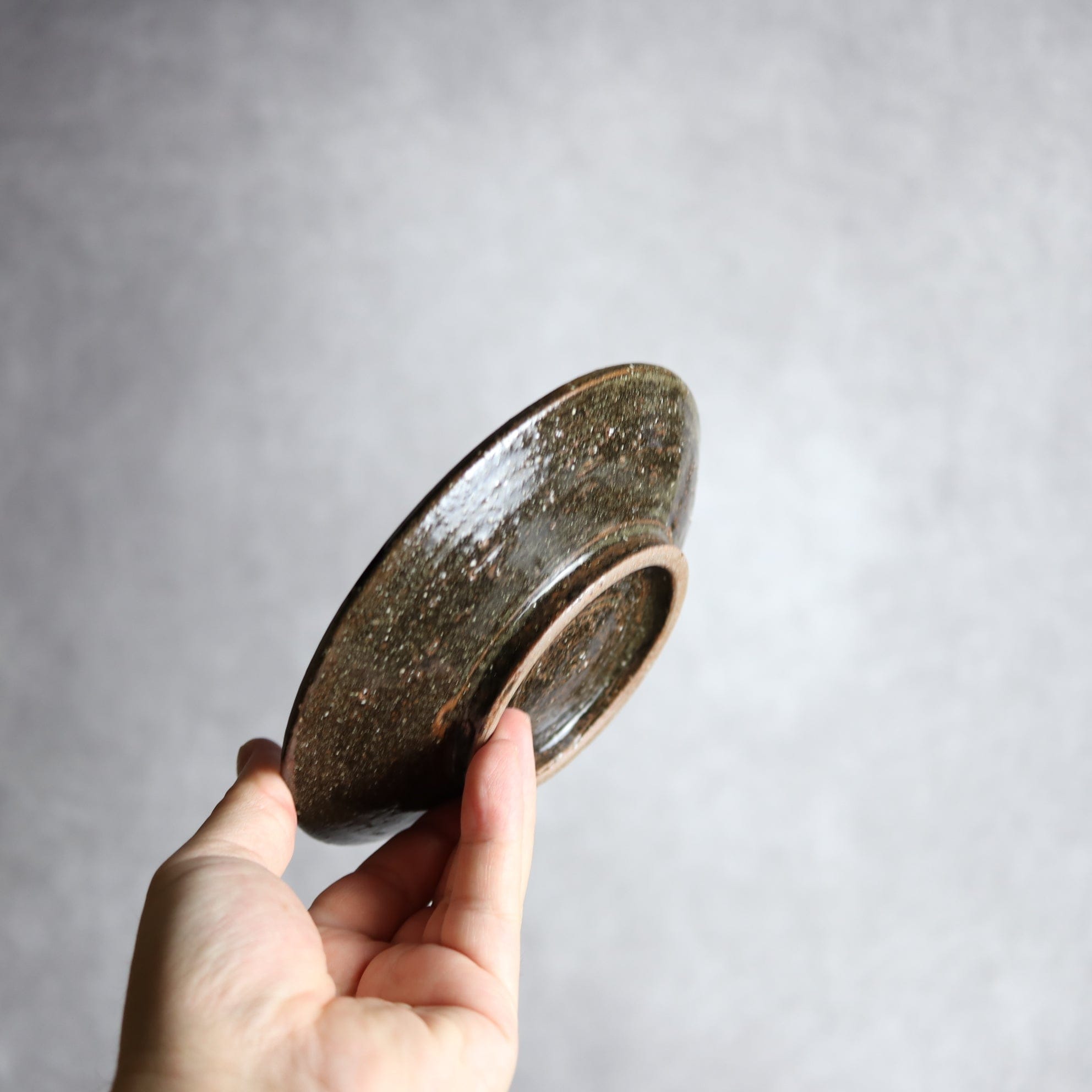 陶芸こまがた - 5寸皿 紺 茶 デイゴ唐草 やちむん 陶器 陶芸こまがた - mundasui