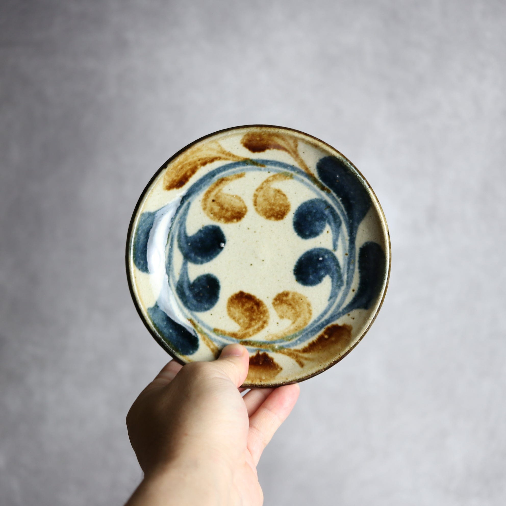 陶芸こまがた - 5寸皿 紺 茶 デイゴ唐草 やちむん 陶器 陶芸こまがた - mundasui