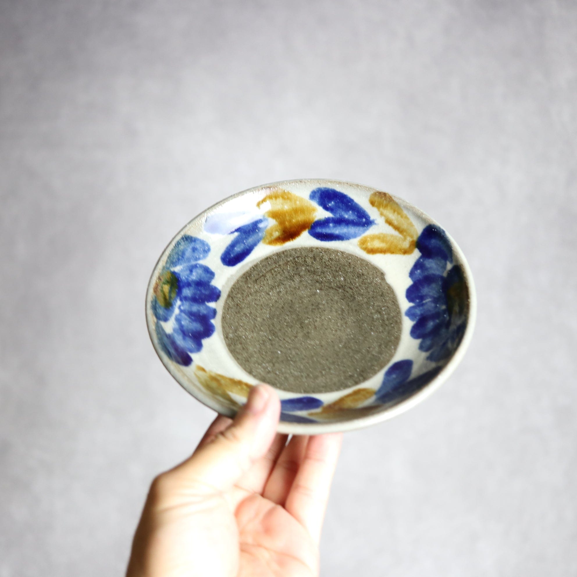 5寸皿1 飴 呉須釉 菊花双葉 やちむん 陶器 漂窯 陶器.