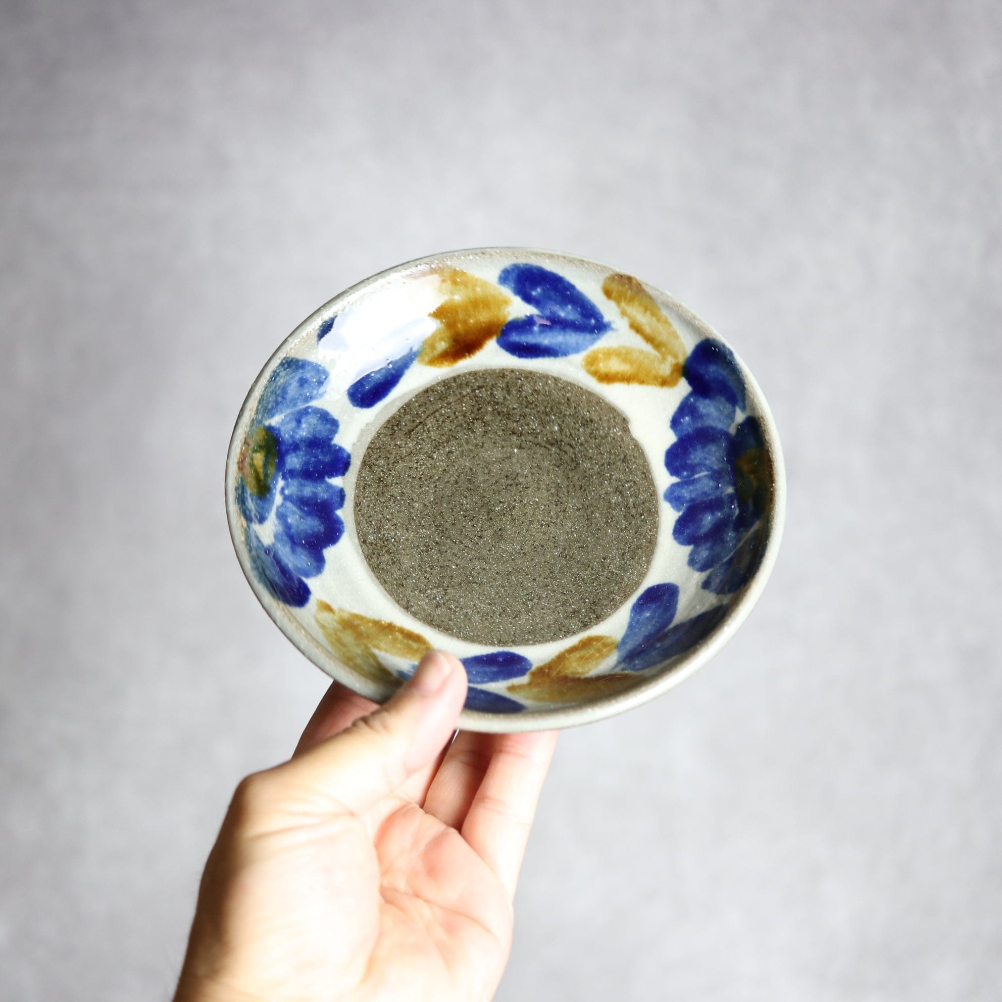 5寸皿1 飴 呉須釉 菊花双葉 やちむん 陶器 漂窯 陶器.