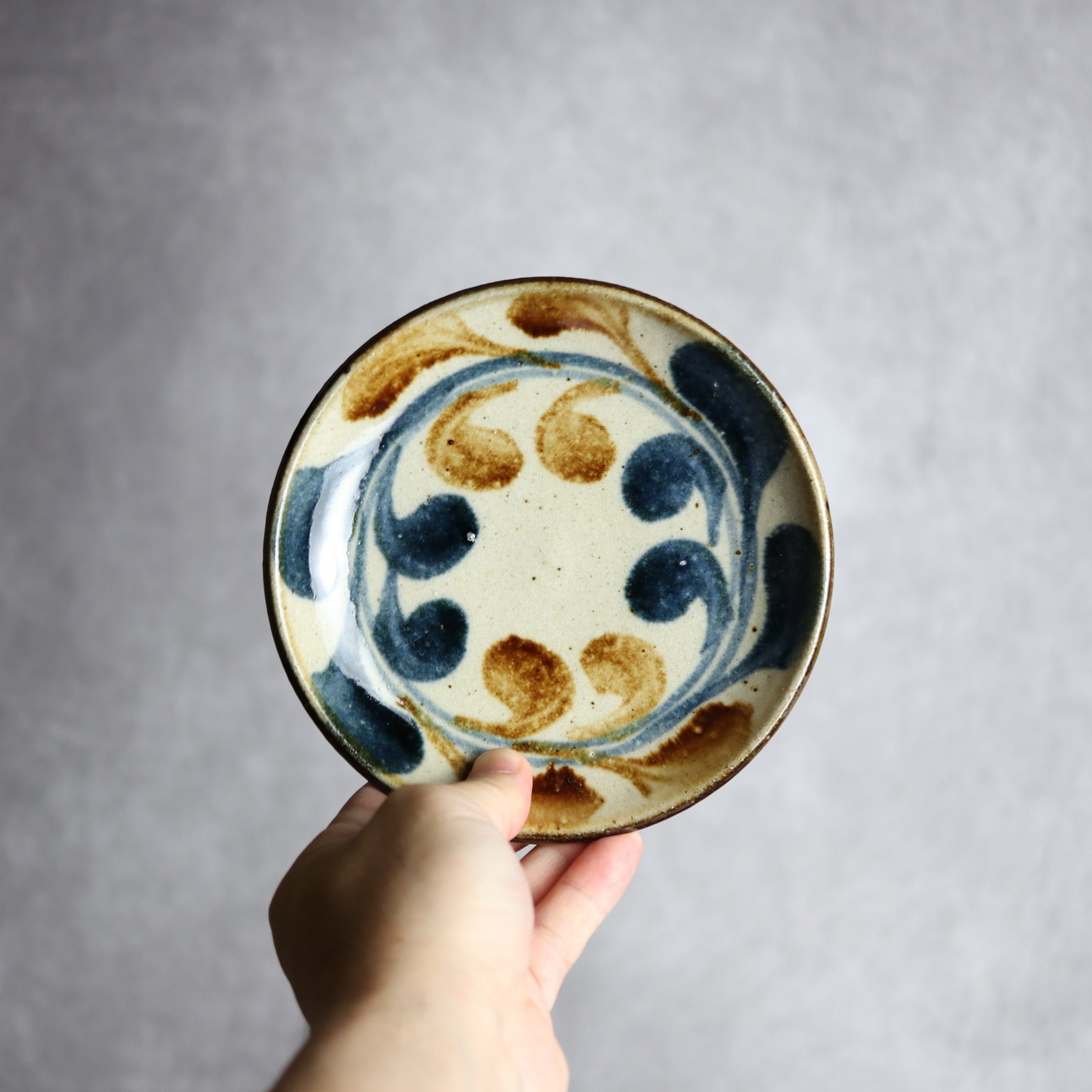 陶芸こまがた - 5寸皿 紺 茶 デイゴ唐草 やちむん 陶器 陶芸こまがた - mundasui