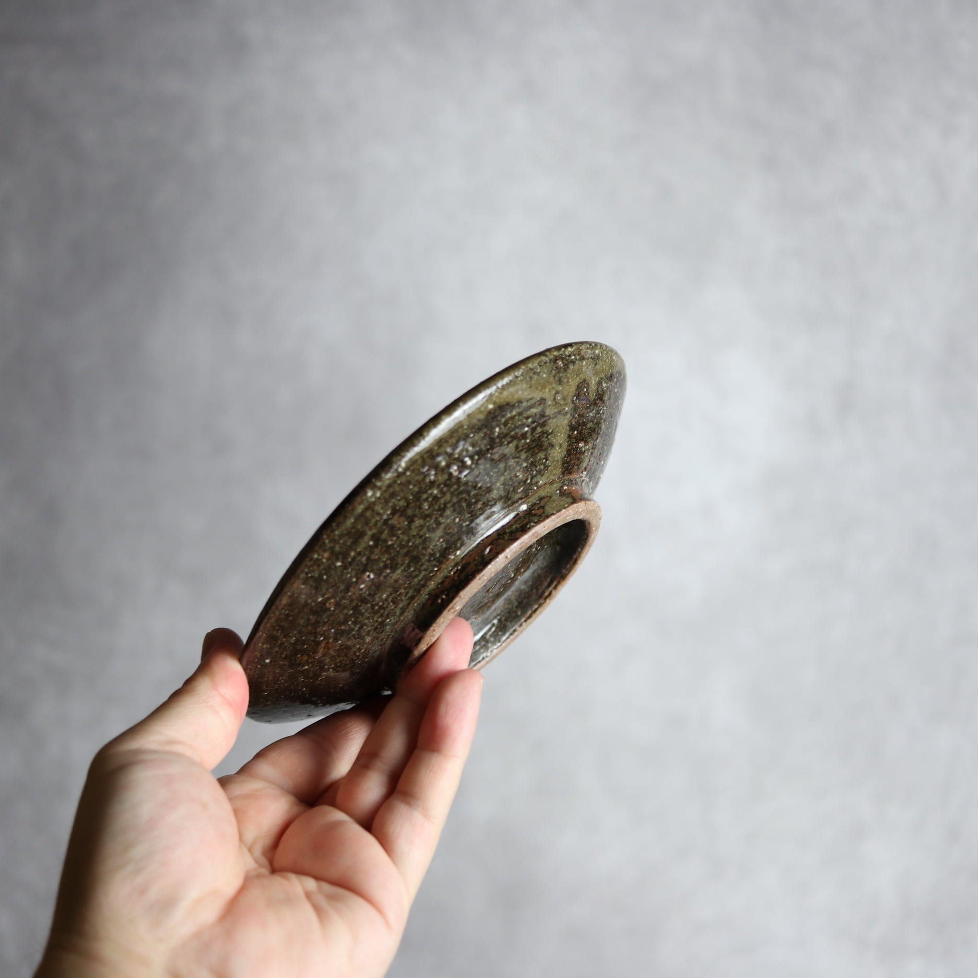 陶芸こまがた - 5寸皿 紺 茶 デイゴ唐草 やちむん 陶器 陶芸こまがた - mundasui