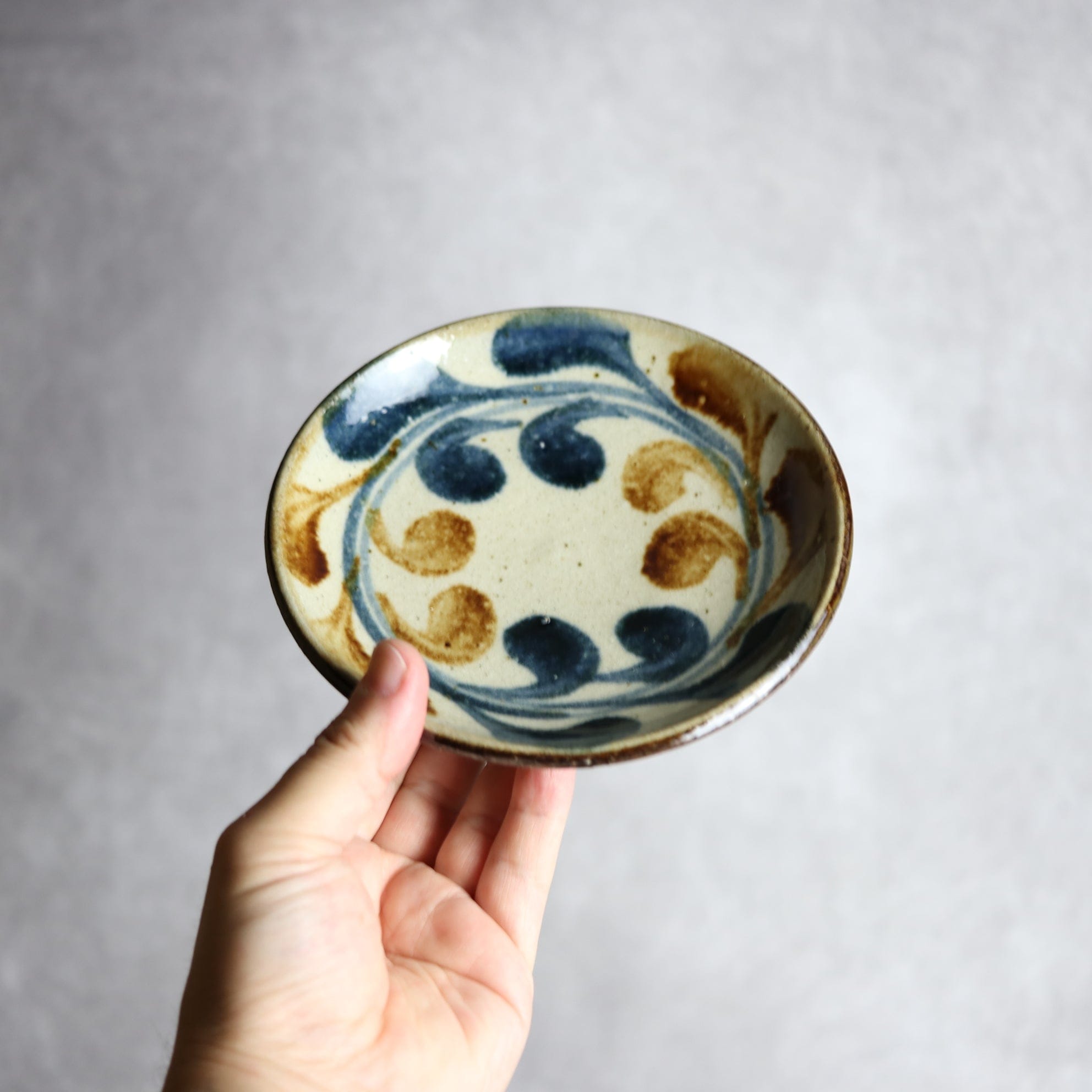 陶芸こまがた - 5寸皿 紺 茶 デイゴ唐草 やちむん 陶器 陶芸こまがた - mundasui