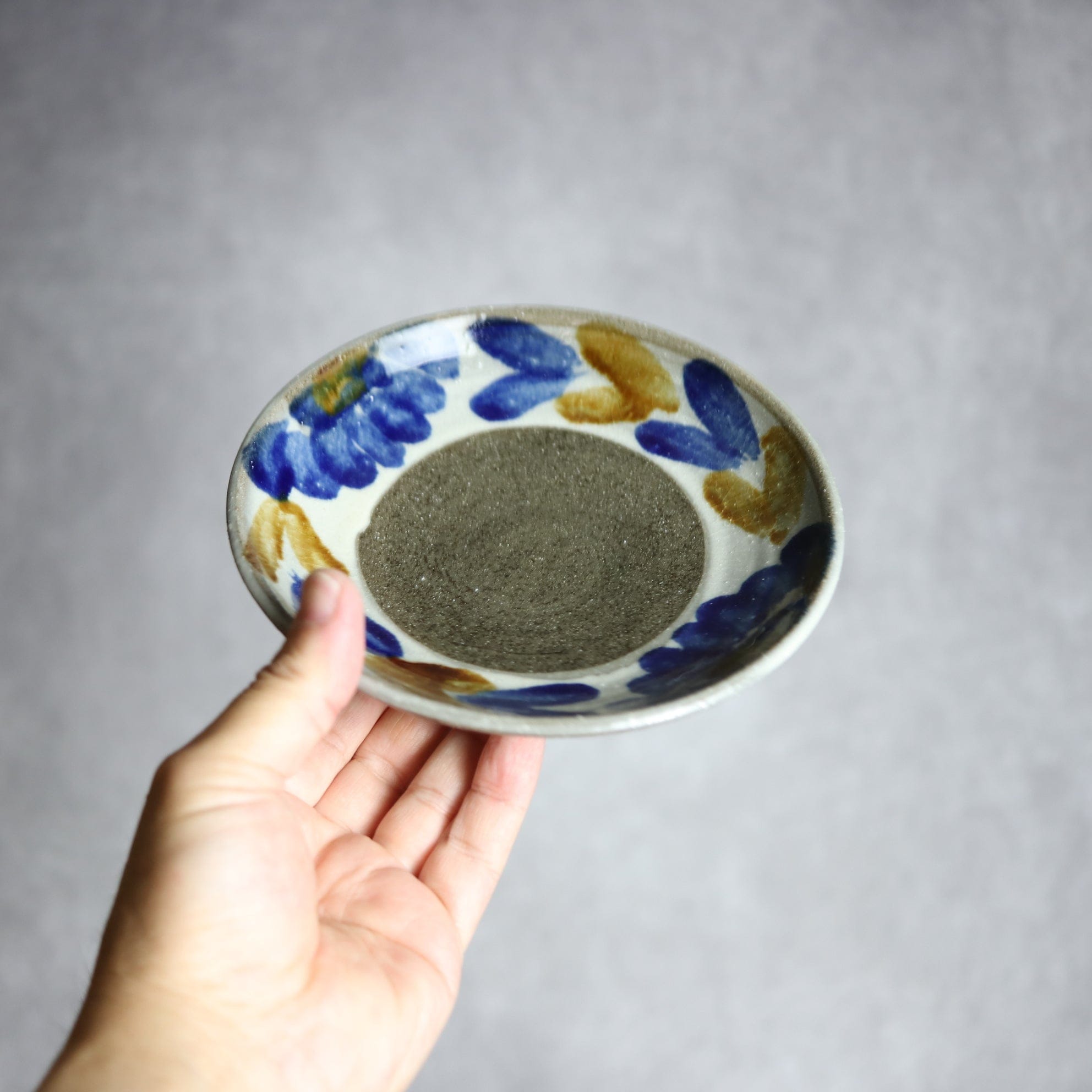 5寸皿1 飴 呉須釉 菊花双葉 やちむん 陶器 漂窯 陶器.