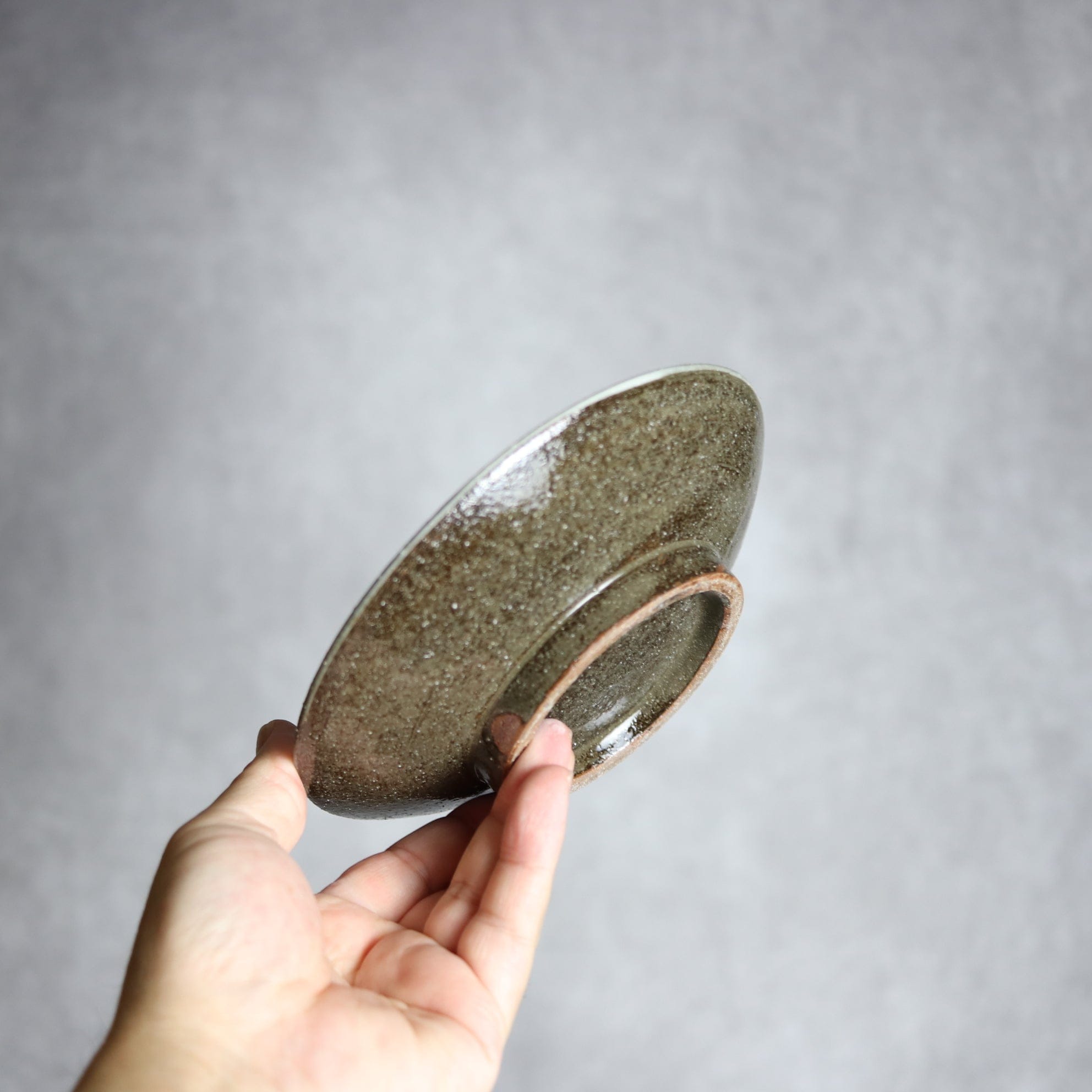 5寸皿1 飴 呉須釉 菊花双葉 やちむん 陶器 漂窯 陶器.