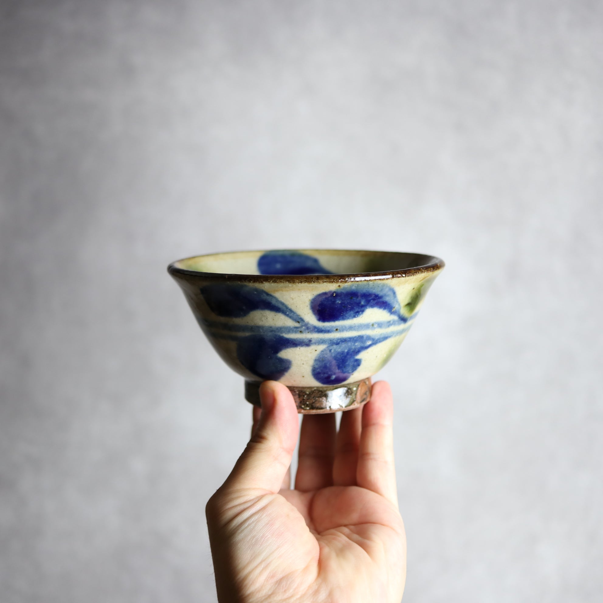 陶芸こまがた - 4寸マカイ 青 緑 デイゴ柄 やちむん 陶器 陶芸こまがた - mundasui