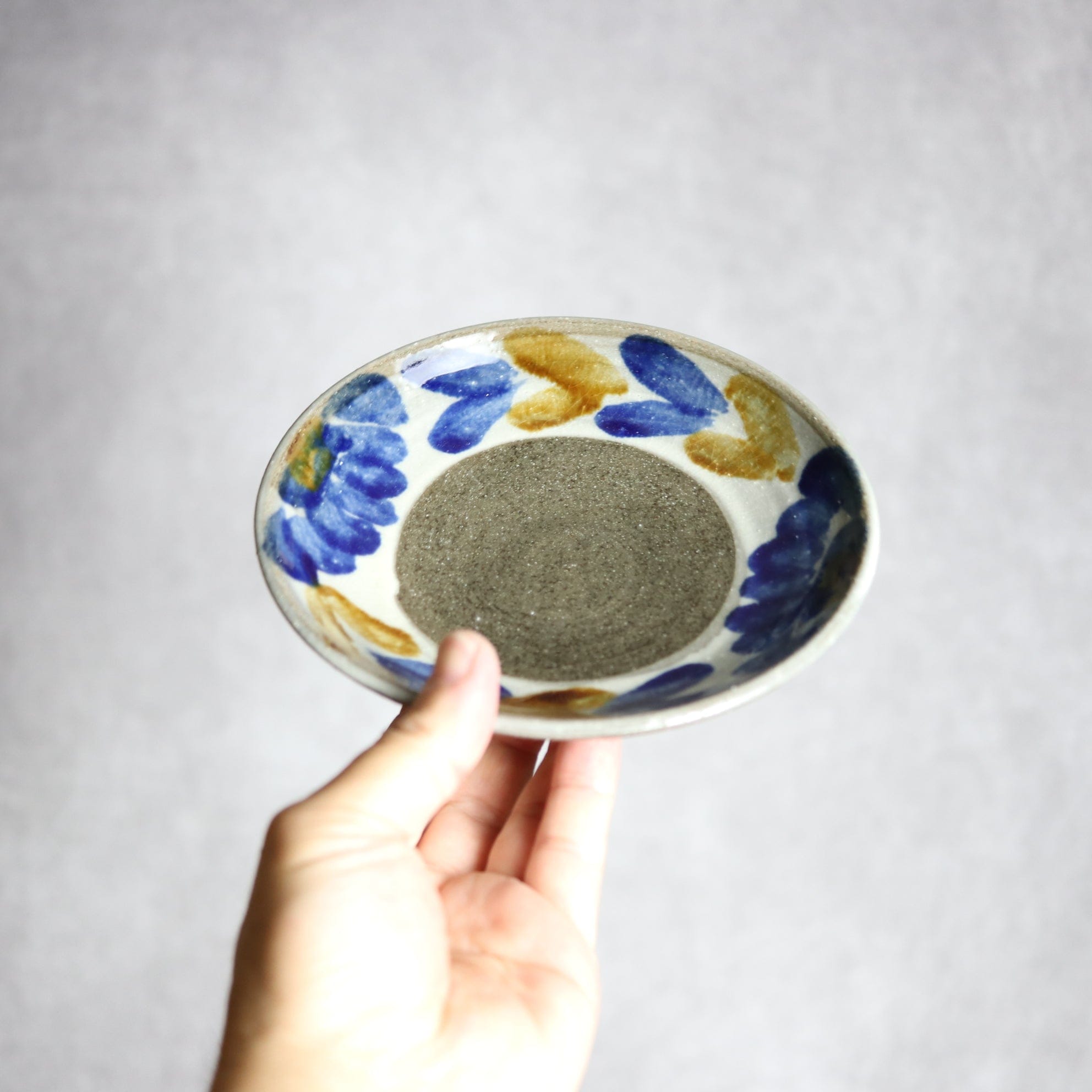 5寸皿1 飴 呉須釉 菊花双葉 やちむん 陶器 漂窯 陶器.