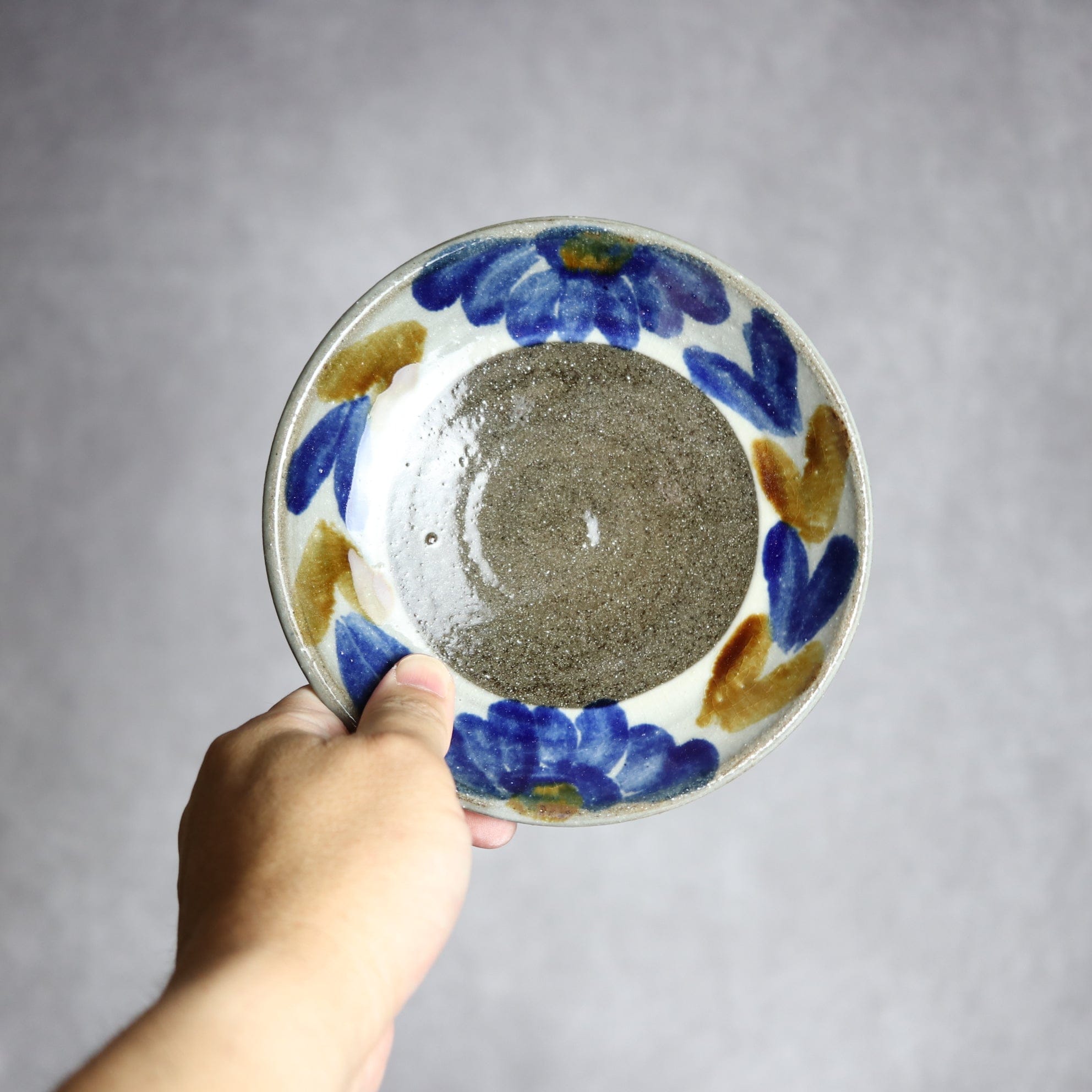 5寸皿2 飴 呉須釉 菊花双葉 やちむん 陶器 漂窯 陶器.