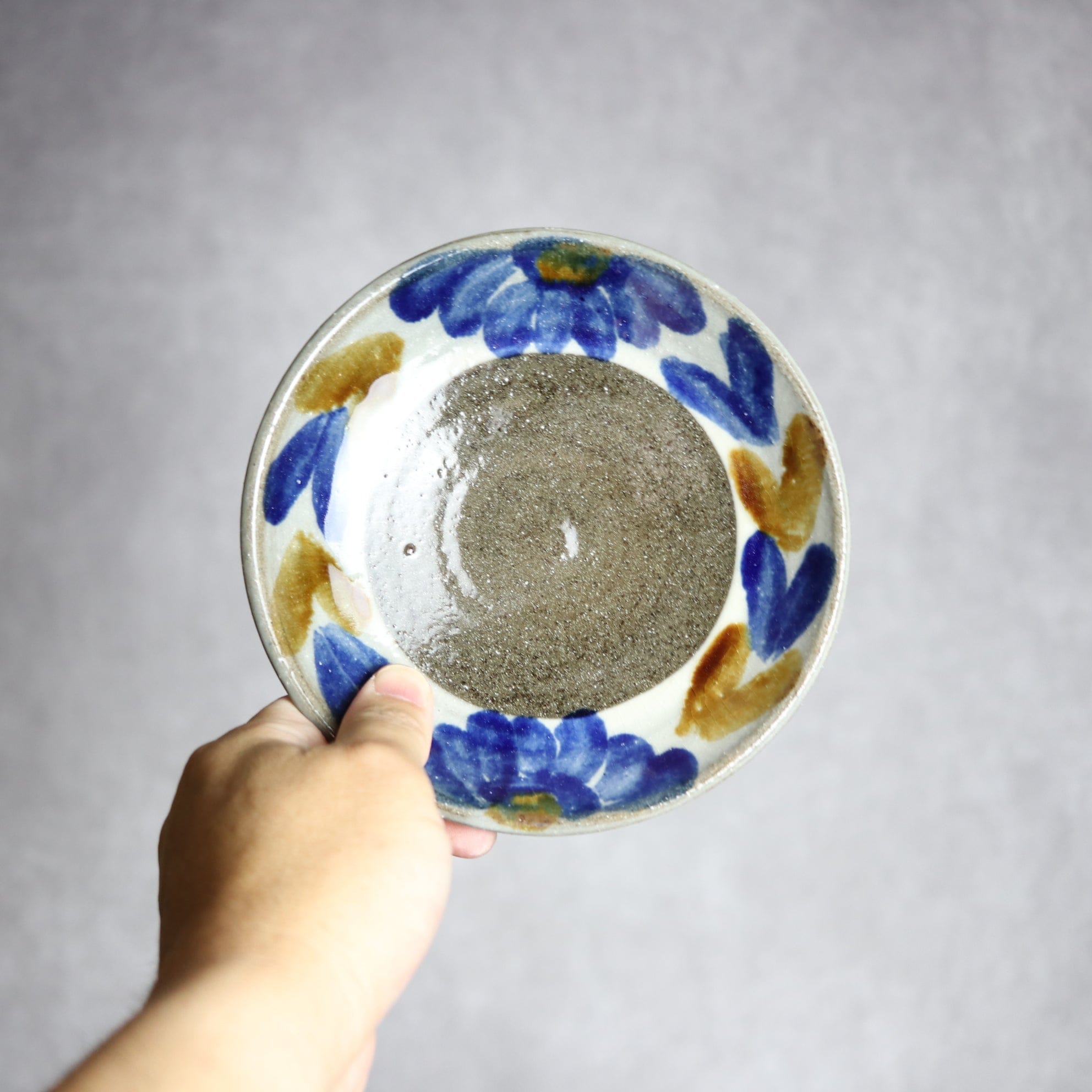 5寸皿2 飴 呉須釉 菊花双葉 やちむん 陶器 漂窯 陶器.