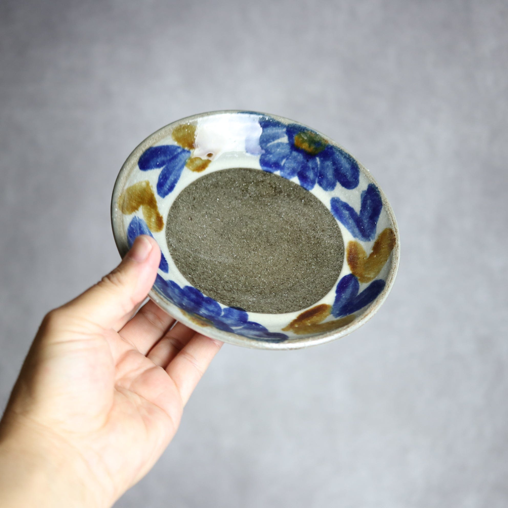 5寸皿2 飴 呉須釉 菊花双葉 やちむん 陶器 漂窯 陶器.