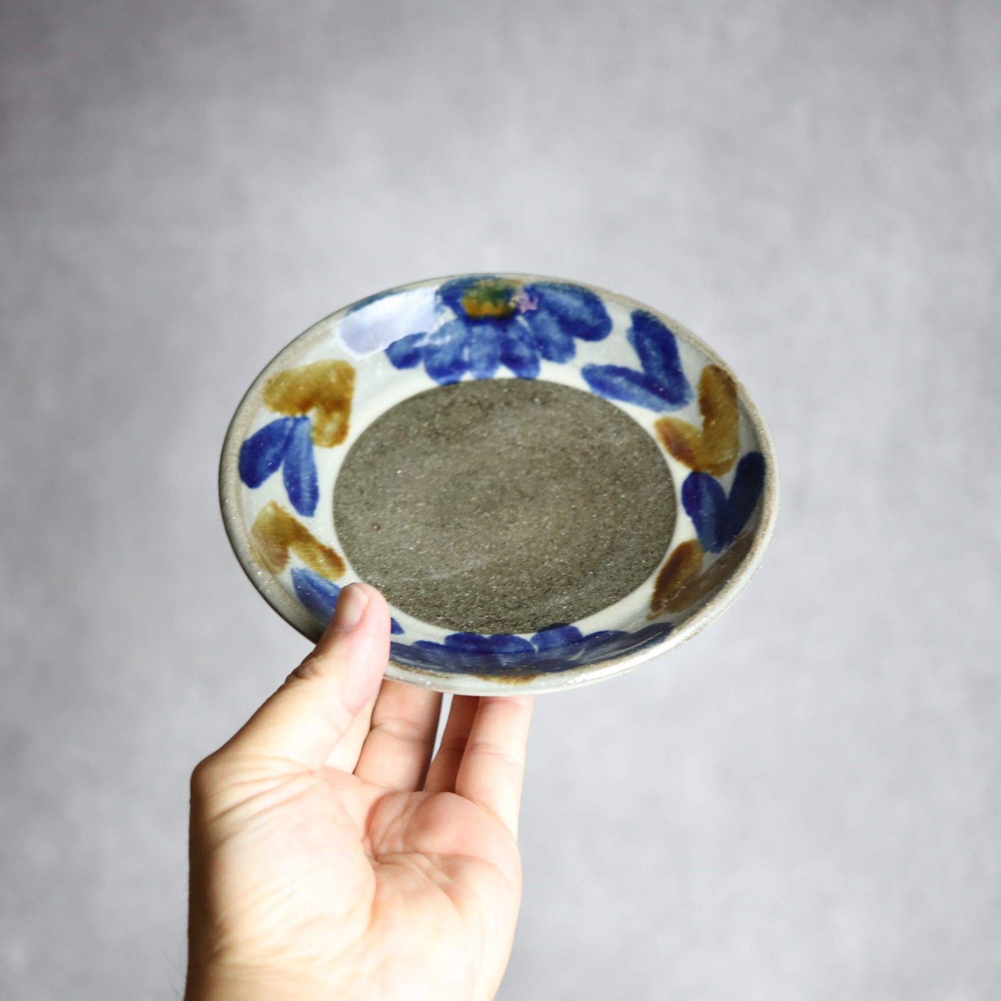 5寸皿2 飴 呉須釉 菊花双葉 やちむん 陶器 漂窯 陶器.