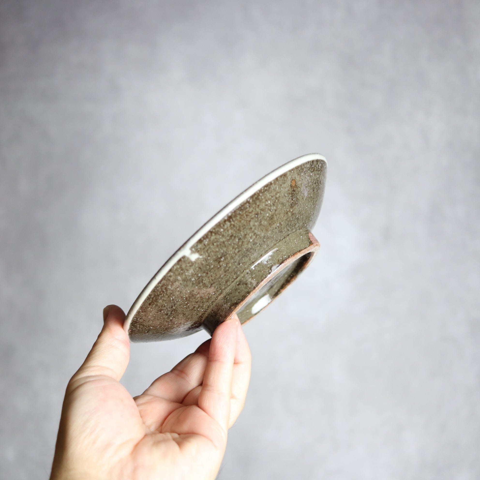 5寸皿2 飴 呉須釉 菊花双葉 やちむん 陶器 漂窯 陶器.