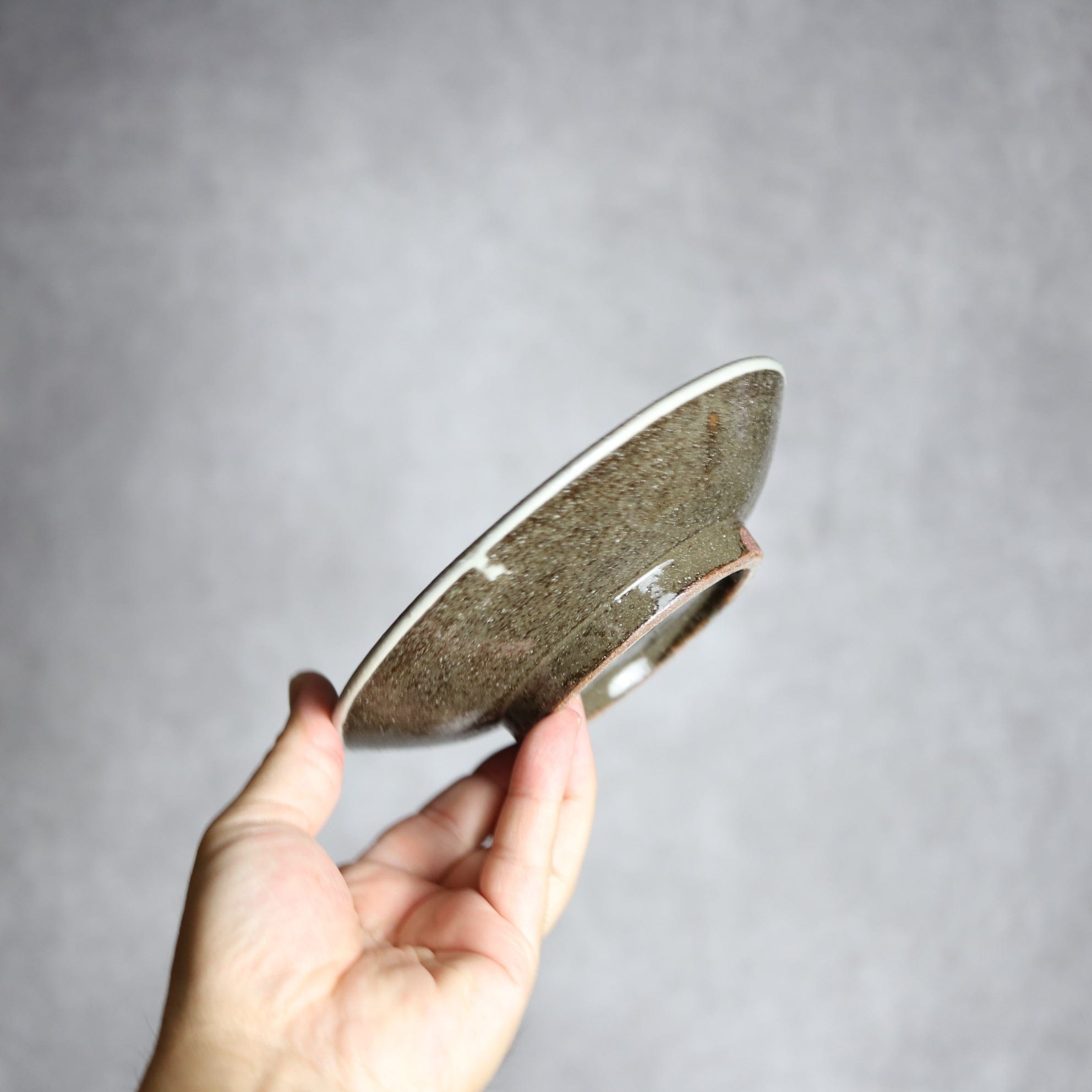 5寸皿2 飴 呉須釉 菊花双葉 やちむん 陶器 漂窯 陶器.