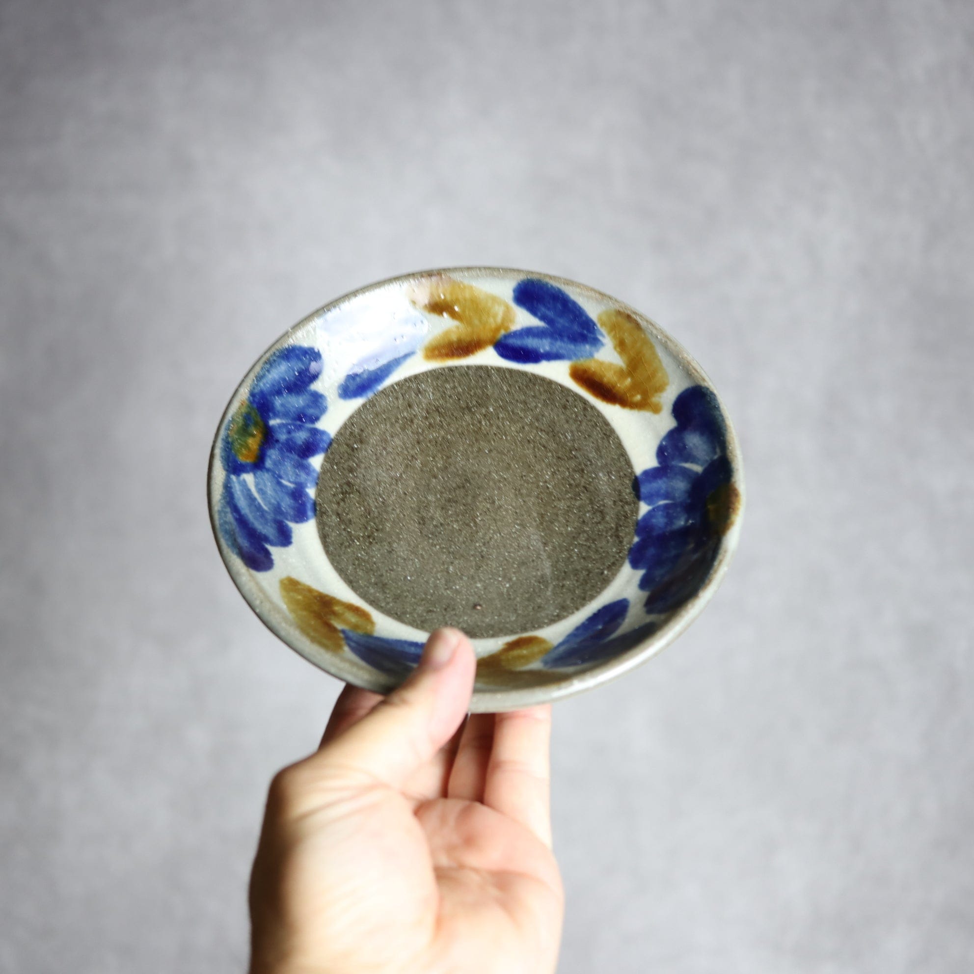 5寸皿2 飴 呉須釉 菊花双葉 やちむん 陶器 漂窯 陶器.