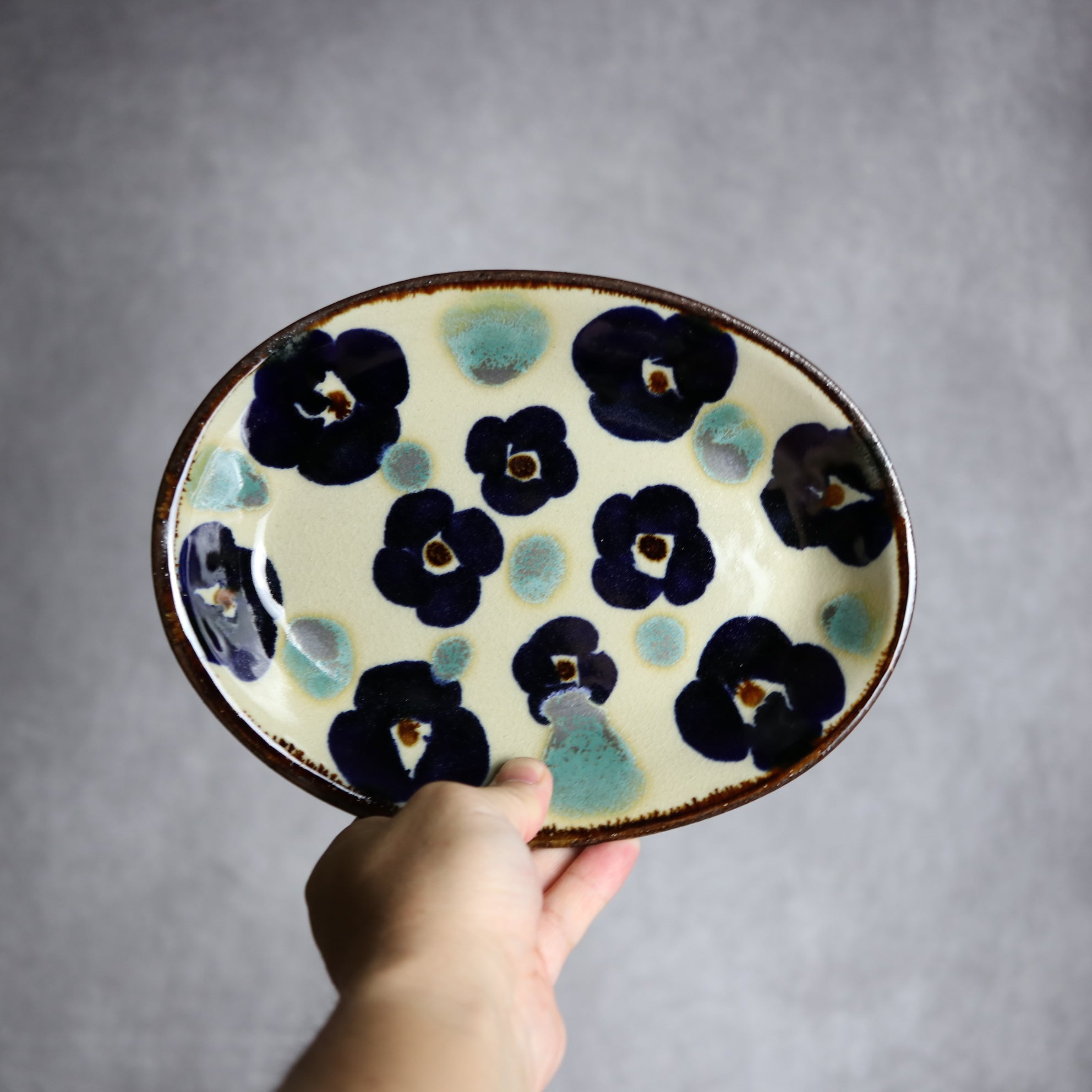 エドメ陶房 - オーバル皿1 花紋 やちむん 陶器 エドメ陶房 - mundasui