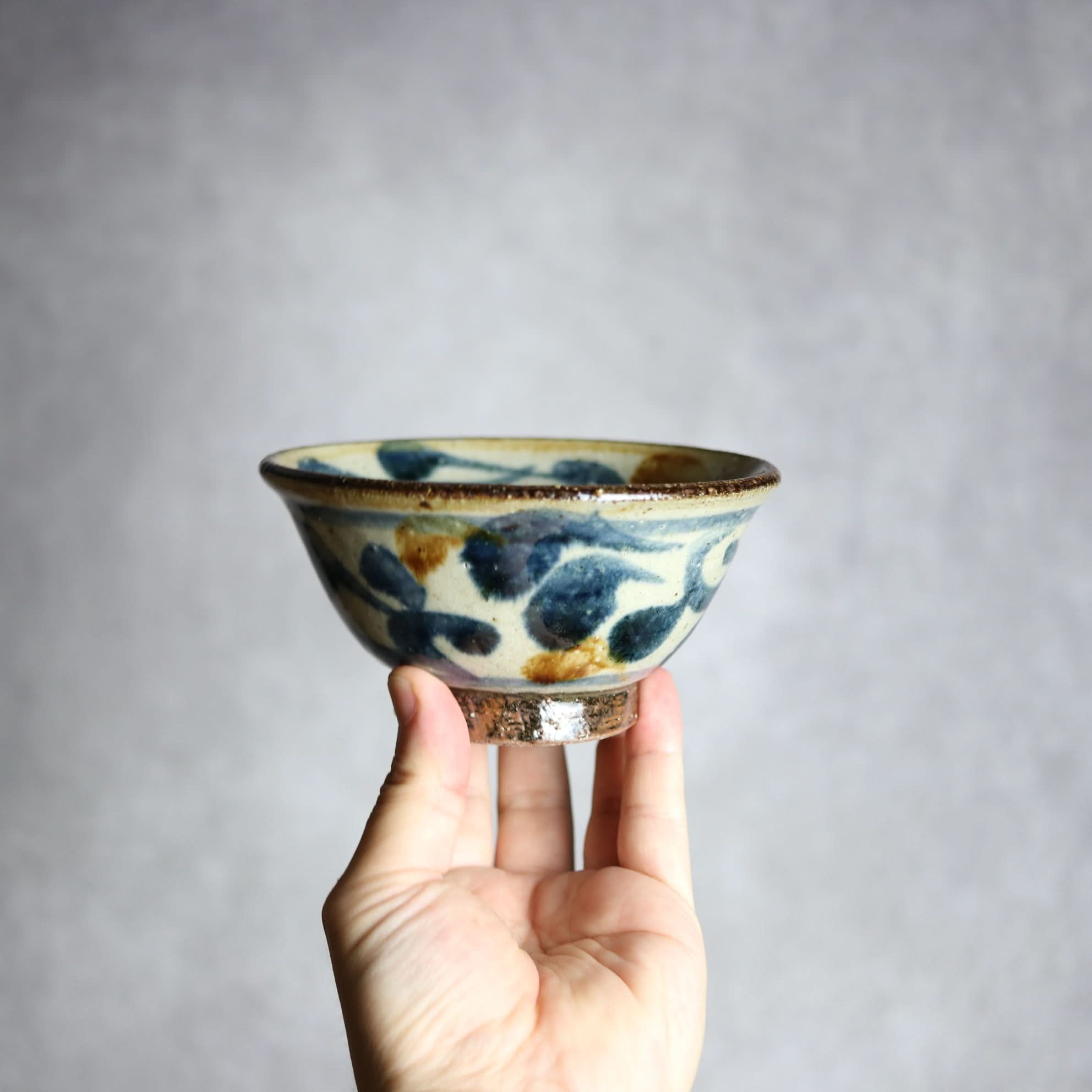 4寸マカイ 紺 茶 唐草柄 やちむん 陶器 陶芸こまがた やちむん 陶器.
