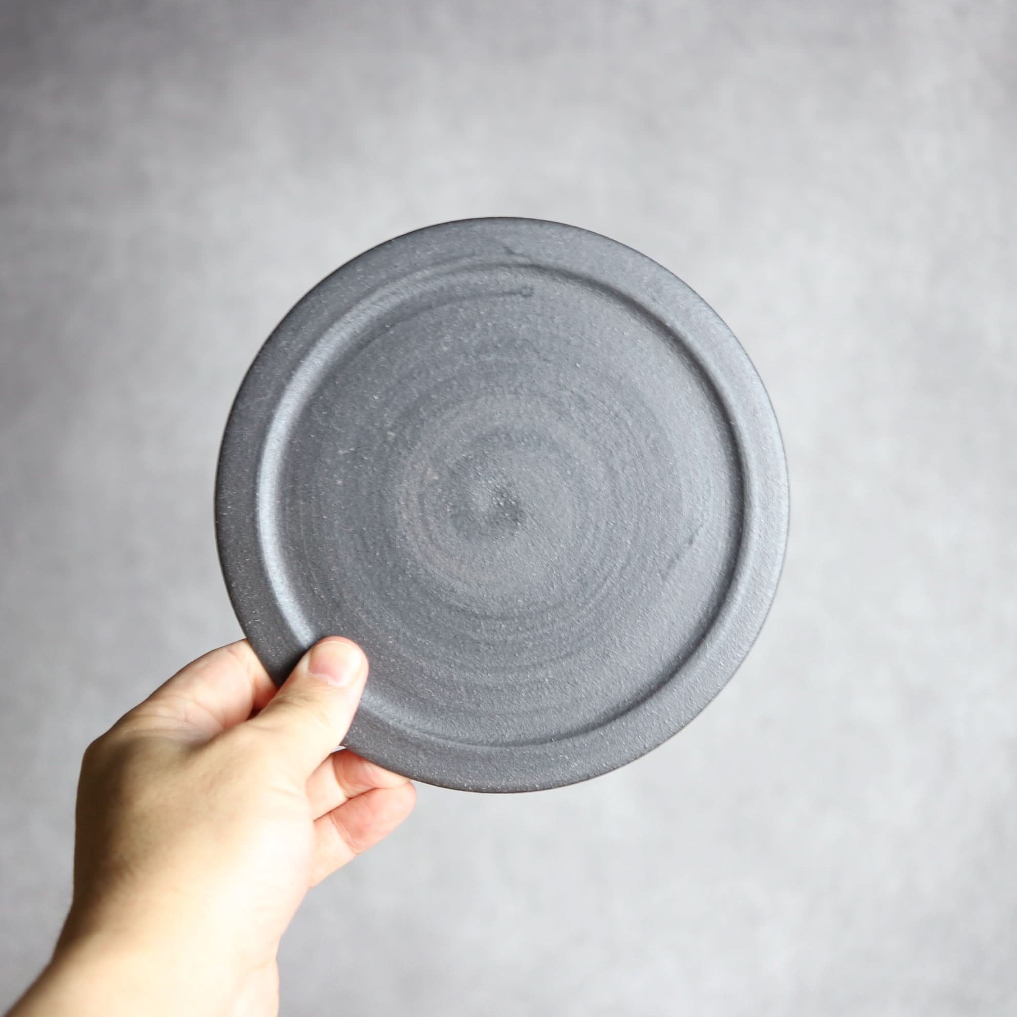 5寸平皿1 黒釉 やちむん 陶器 陶と厨子甕 ひ窯 やちむん 陶器.