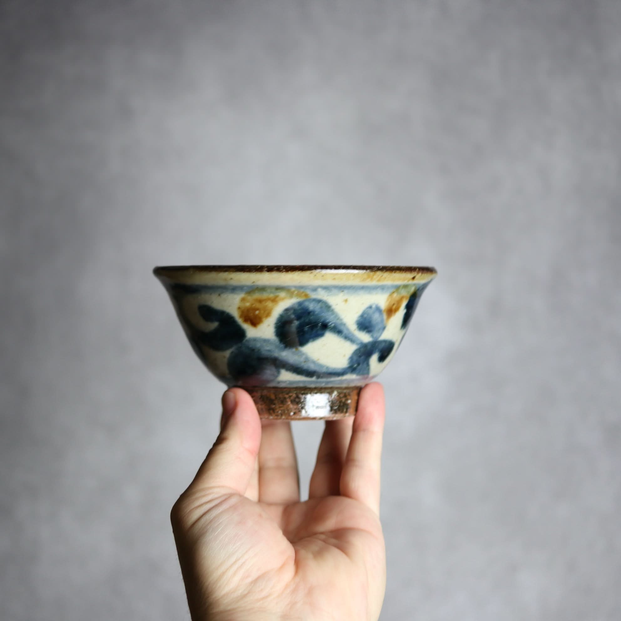 4寸マカイ 紺 茶 唐草柄 やちむん 陶器 陶芸こまがた やちむん 陶器.