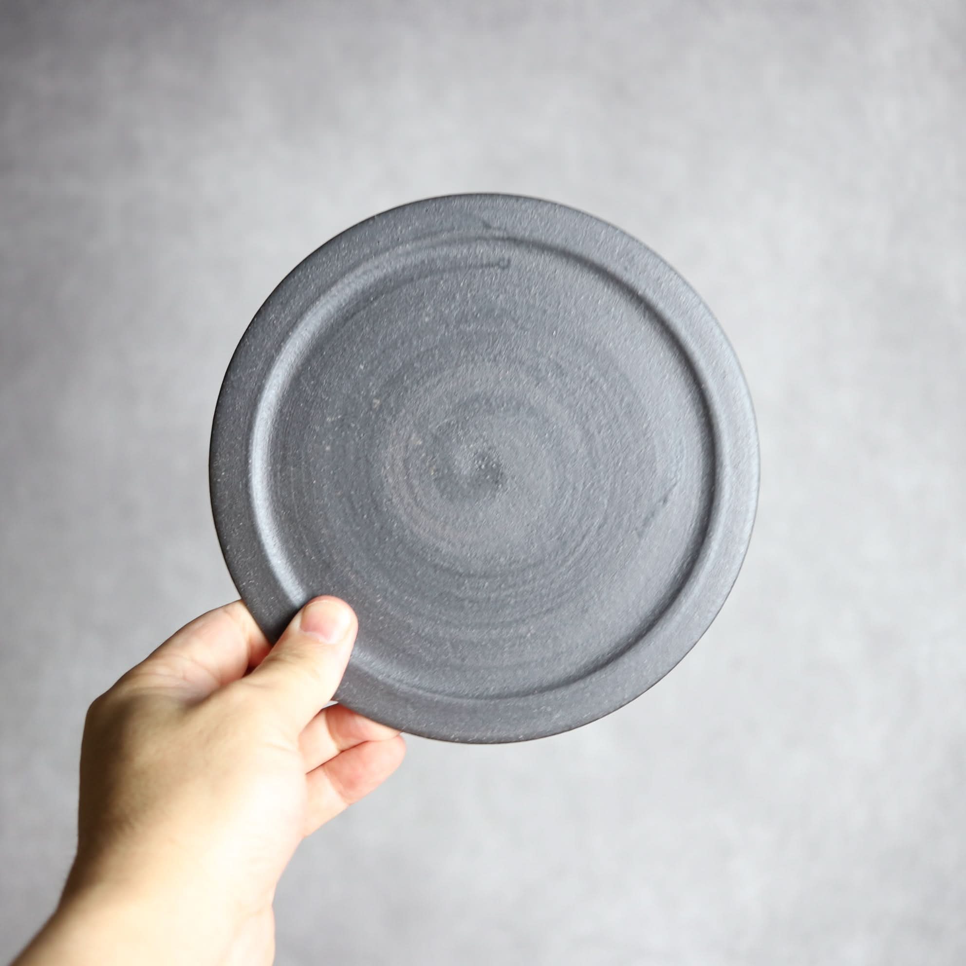 5寸平皿1 黒釉 やちむん 陶器 陶と厨子甕 ひ窯 やちむん 陶器.