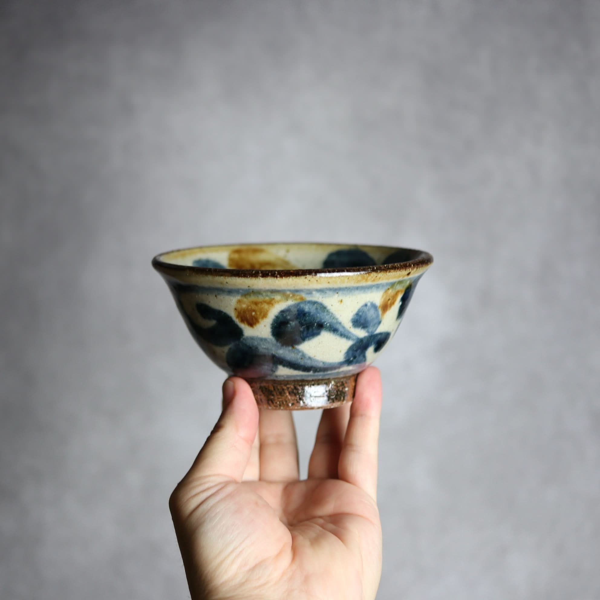 4寸マカイ 紺 茶 唐草柄 やちむん 陶器 陶芸こまがた やちむん 陶器.