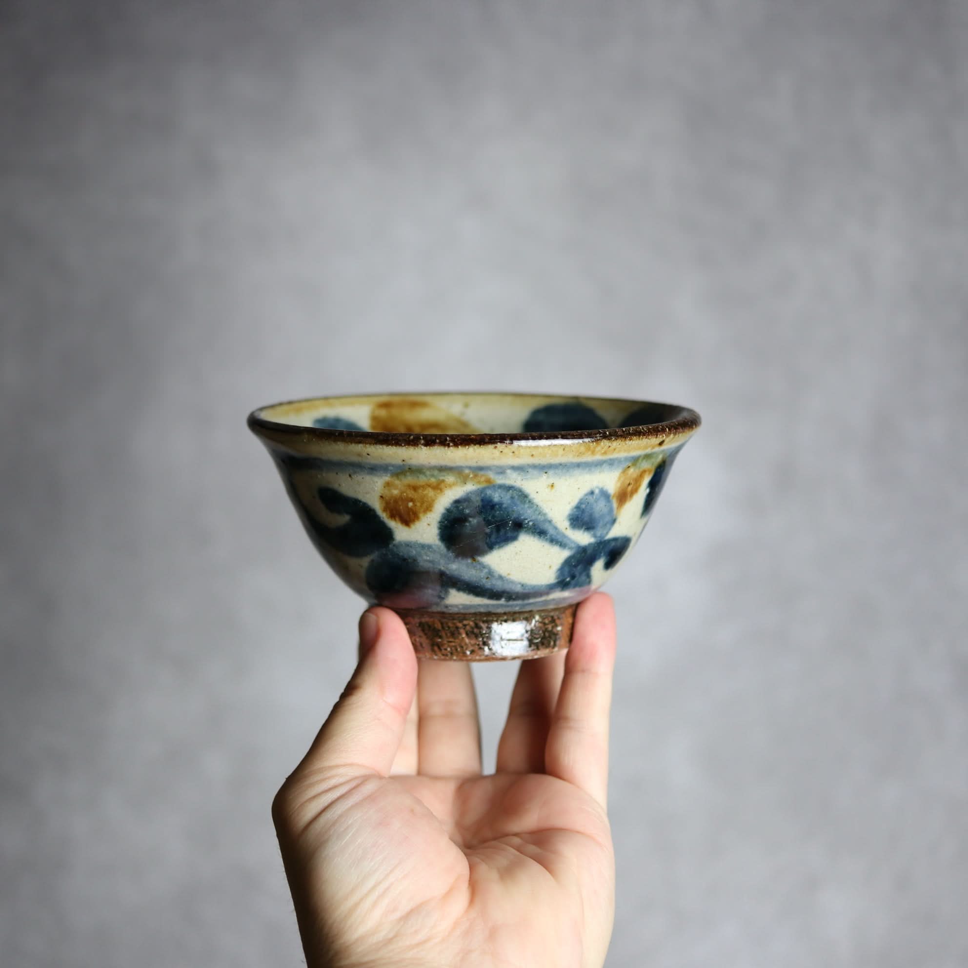 4寸マカイ 紺 茶 デイゴ柄 やちむん 陶器 陶芸こまがた やちむん 陶器.