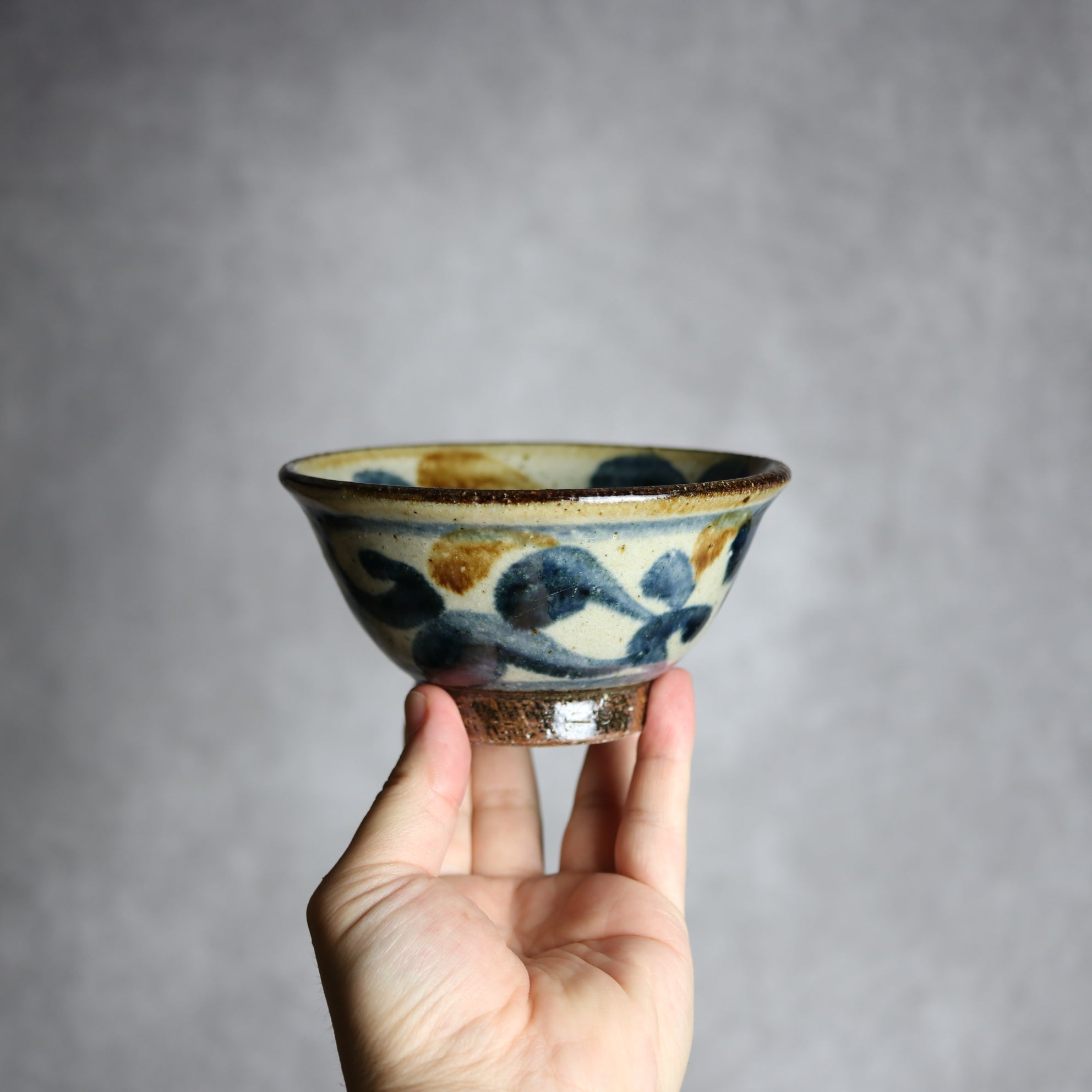 4寸マカイ 紺 茶 唐草柄 やちむん 陶器 陶芸こまがた